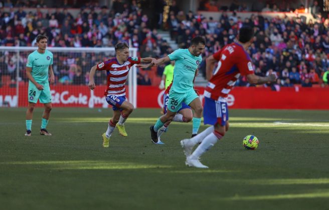 Pampín condueixla pilota davant la mirada de diversos jugadors del Granada.