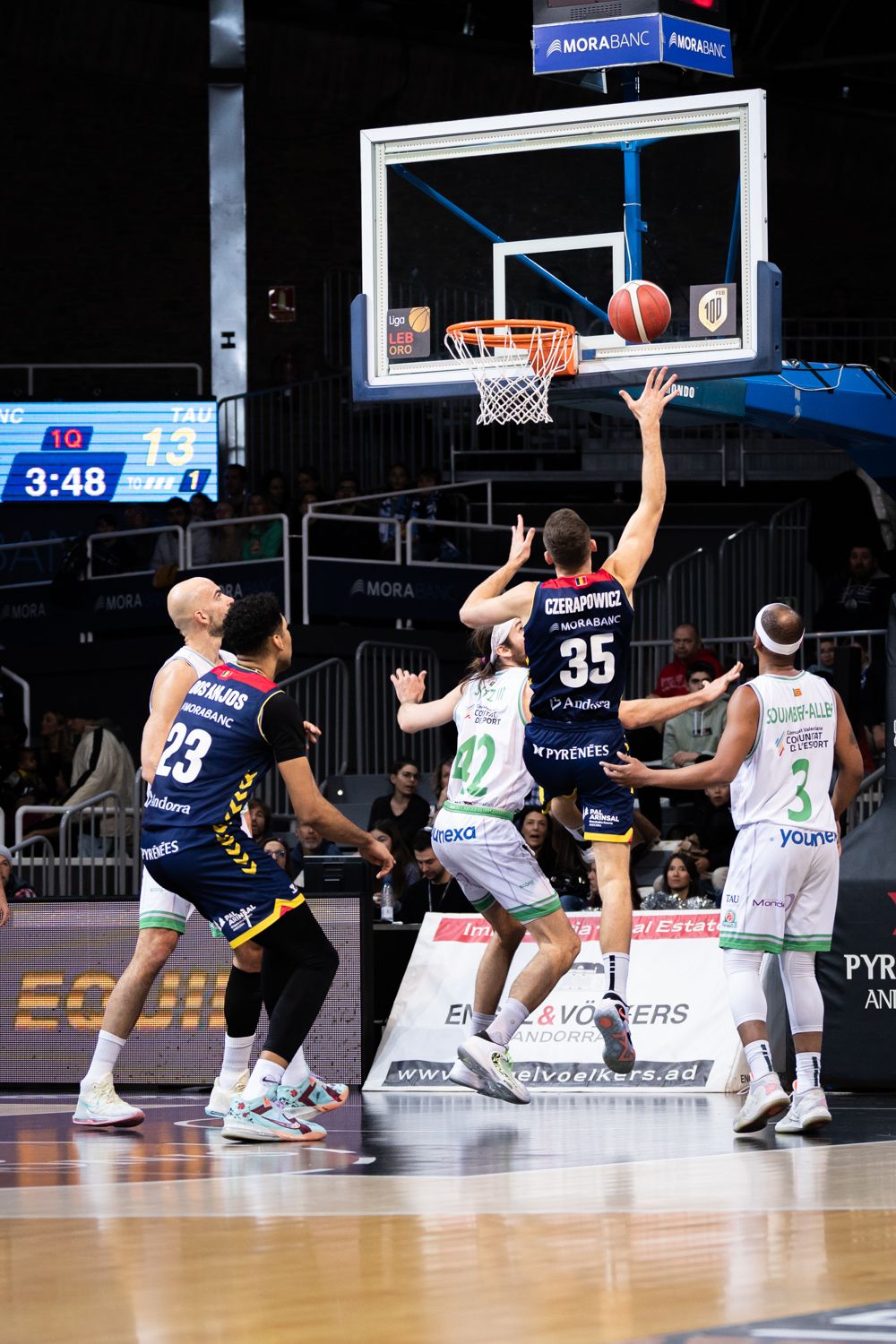 Czerapowicz llança a cistella davant la pressió d'un rival.