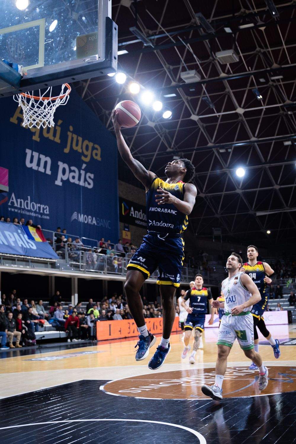 Speight fent una entrada a cistella.