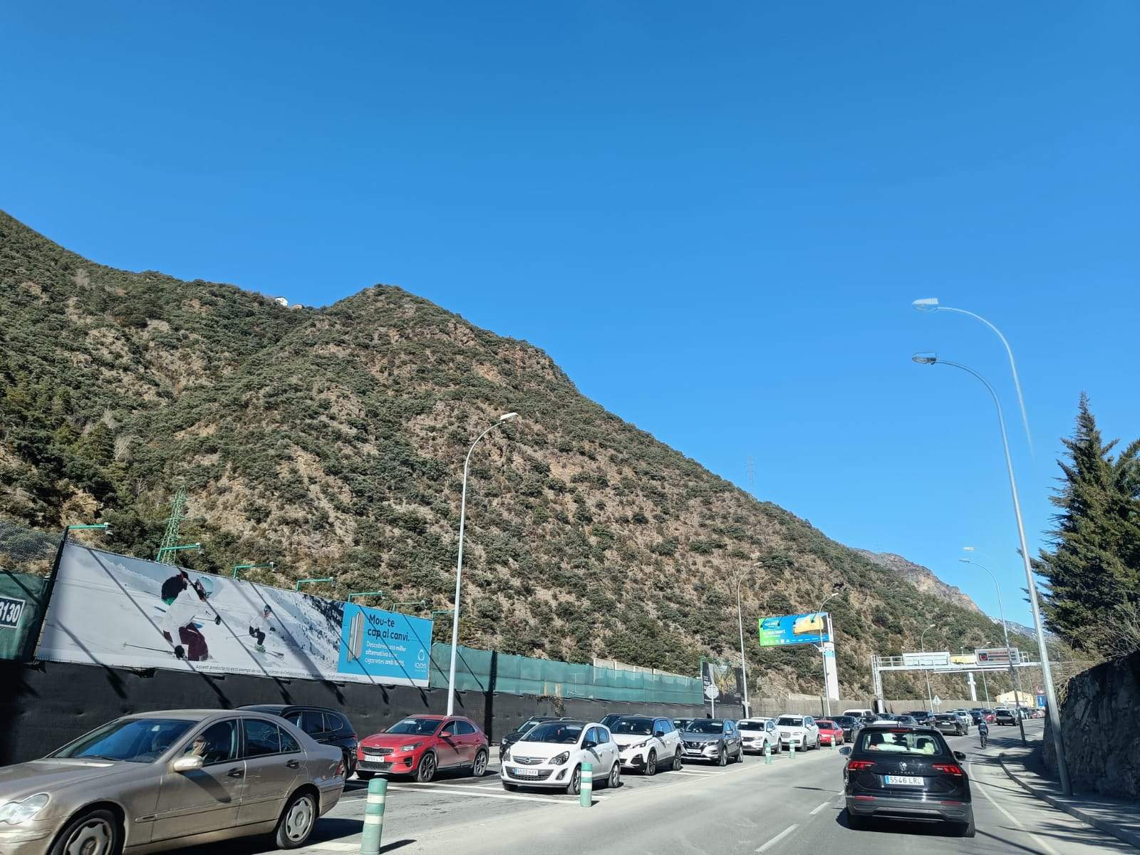 Cues per sortir del país.