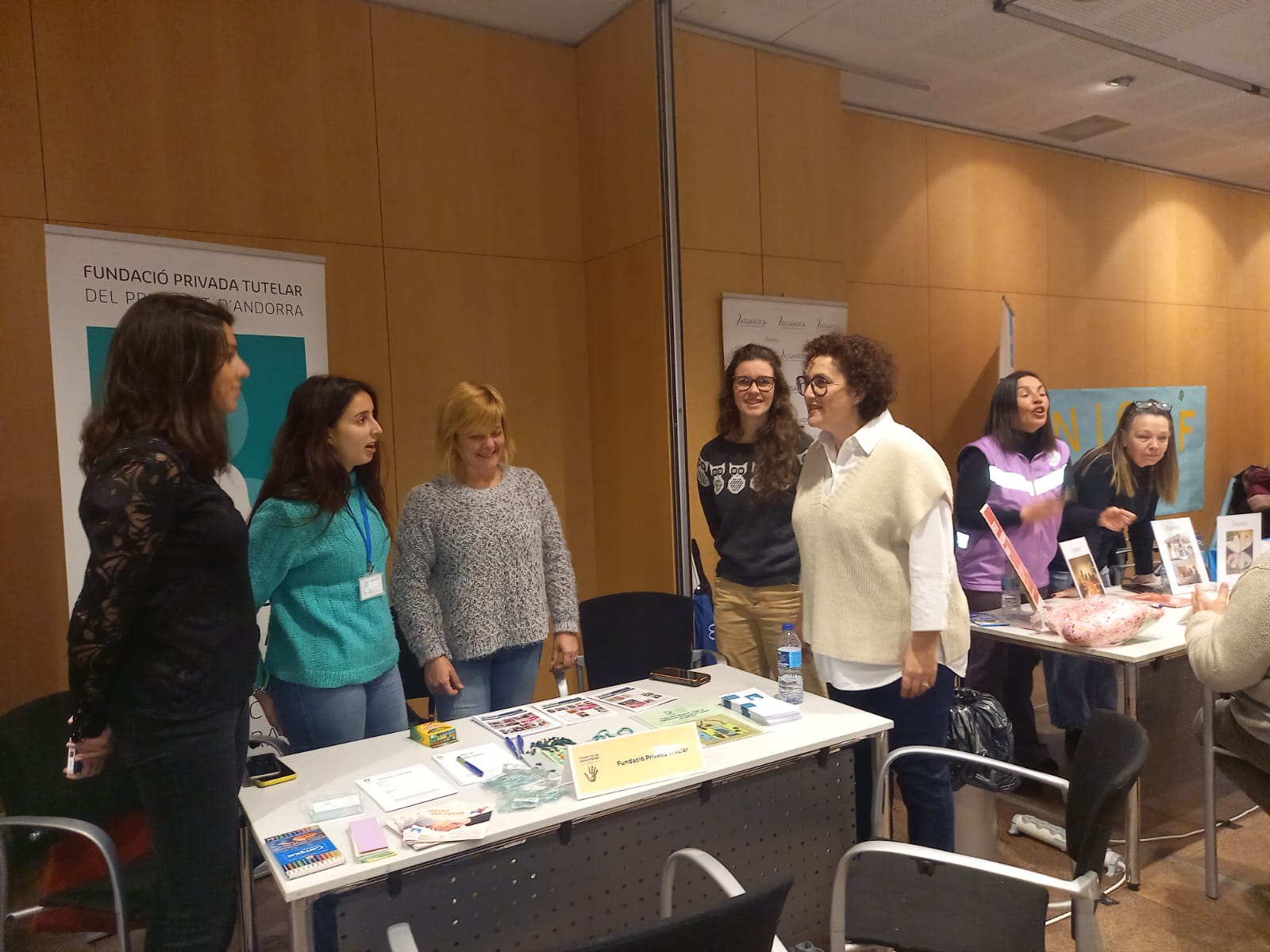 La ministra d'Afers Socials, Judith Pallarés, i la secretària d'Estat Teresa Milà a l'estand de la fundació durant la fira del voluntariat.