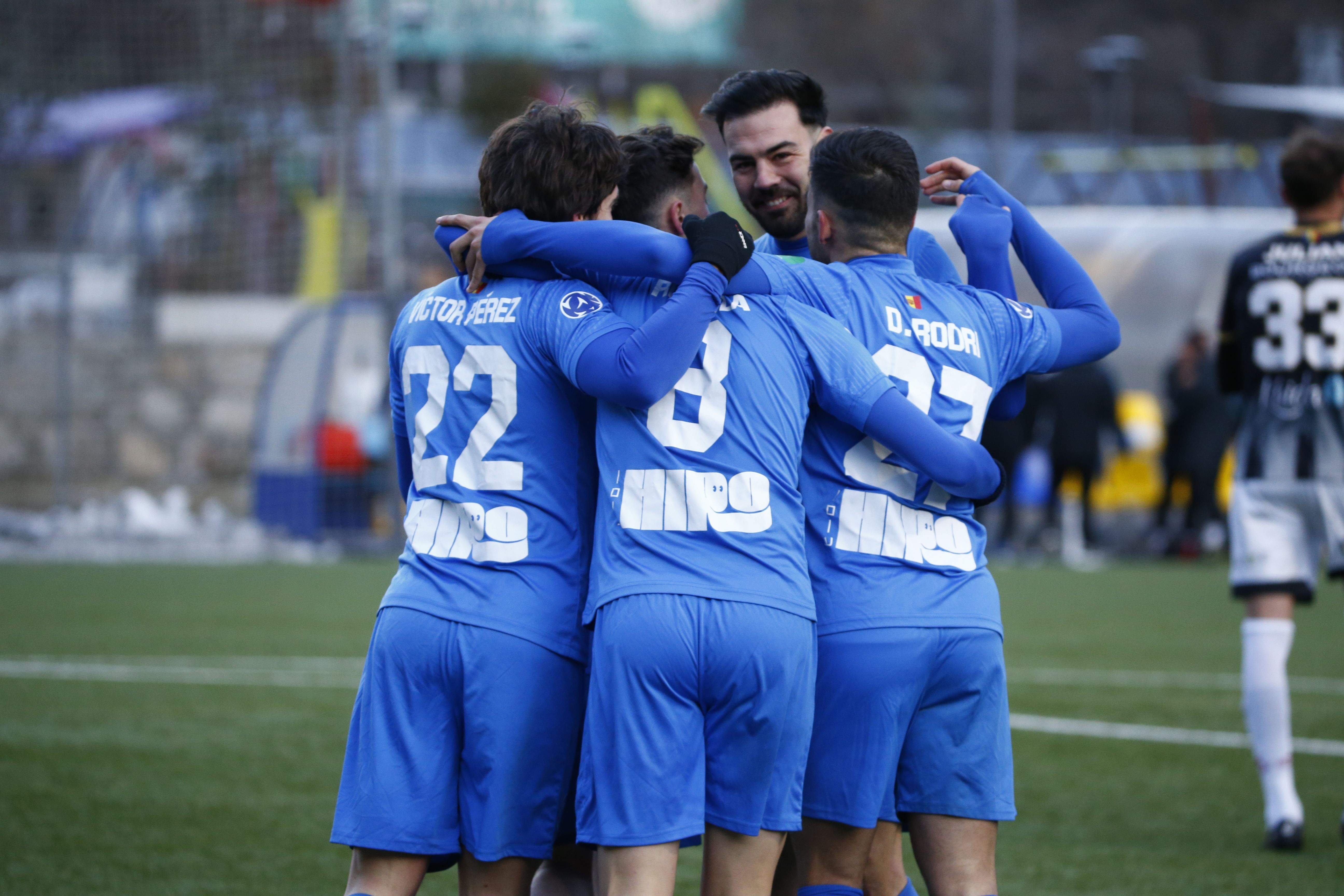 Els jugadors de l'Atlètic celebren un dels dos gols contra l'Engordany.
