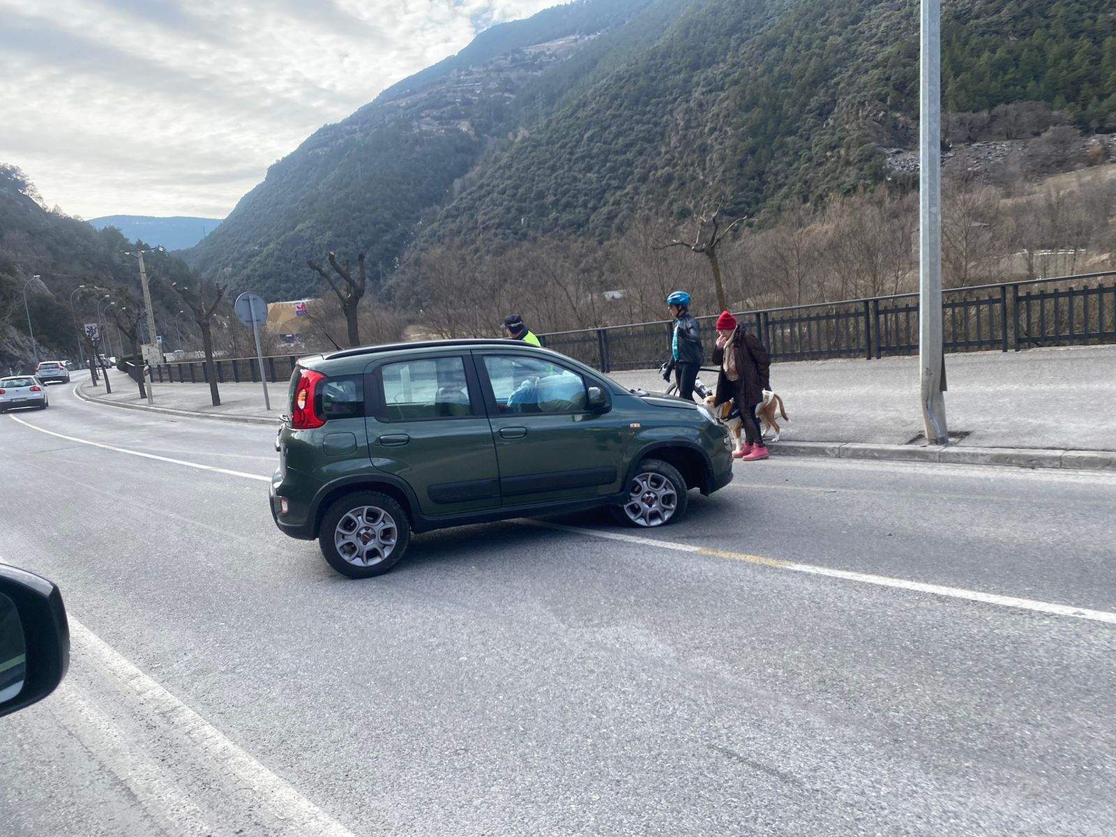 El vehicle ha quedat entravessat.