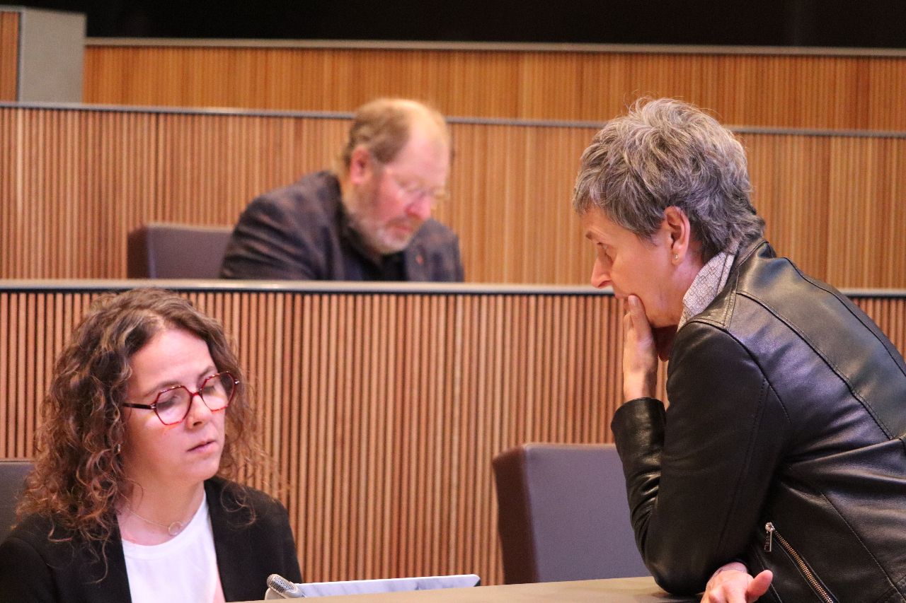 Sussana Vela, a la dreta, ha defensat la proposició de llei que va presentar el PS.