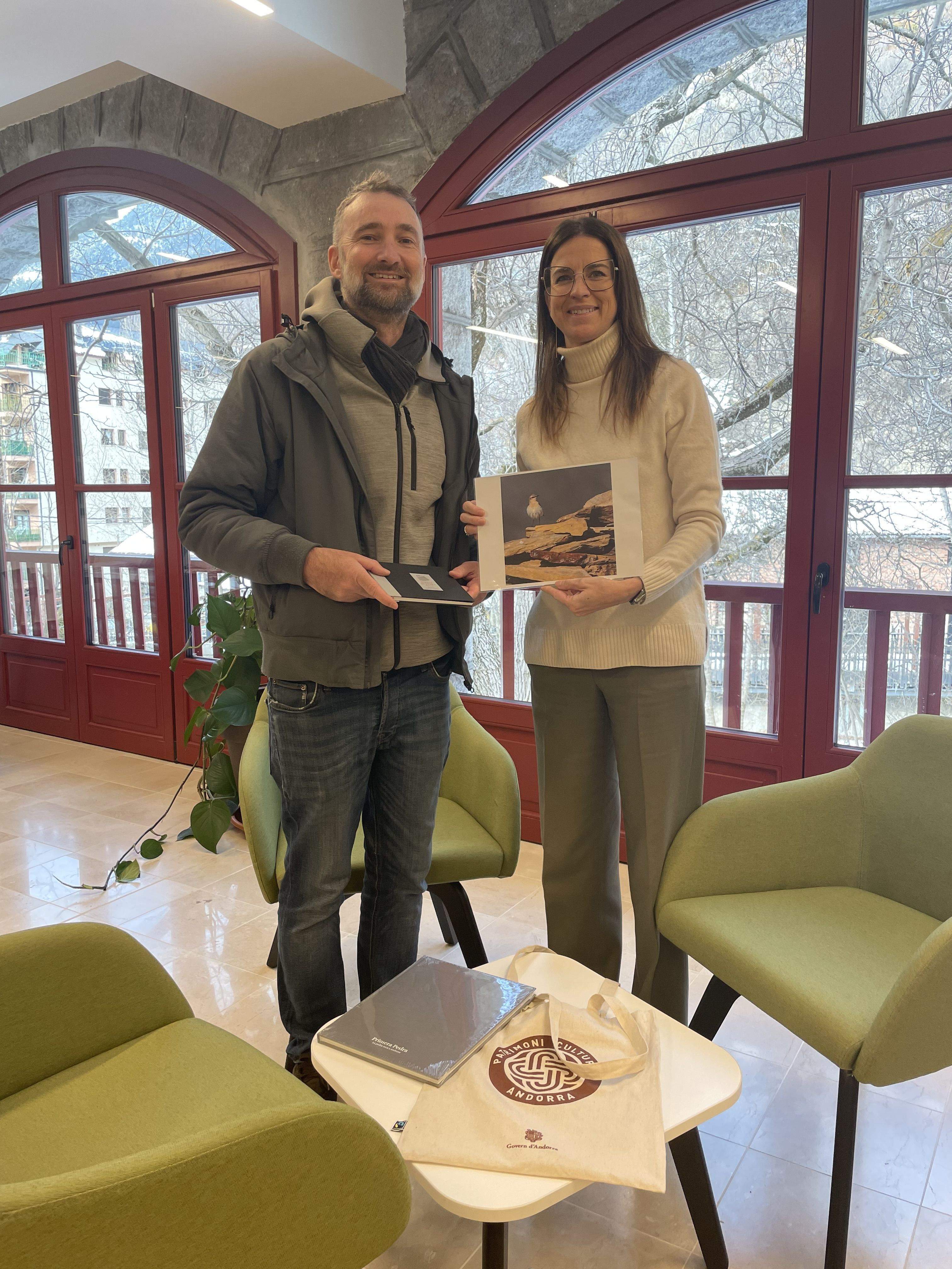 El guanyador del primer premi, Lionel Gilot amb la ministra de Cultura i Esports, Sílvia Riva.