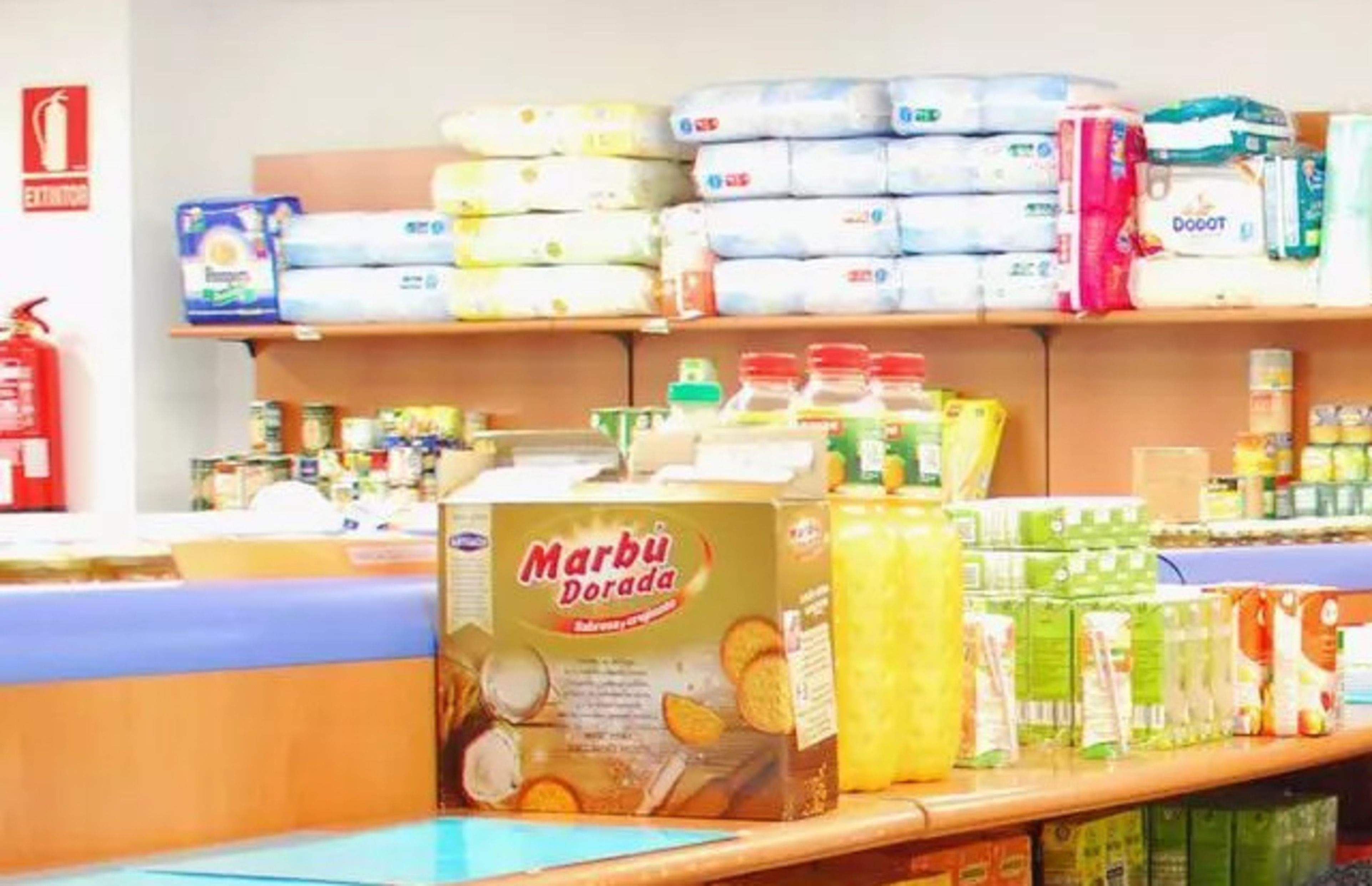 Prestatges al banc d'aliments de Càritas.