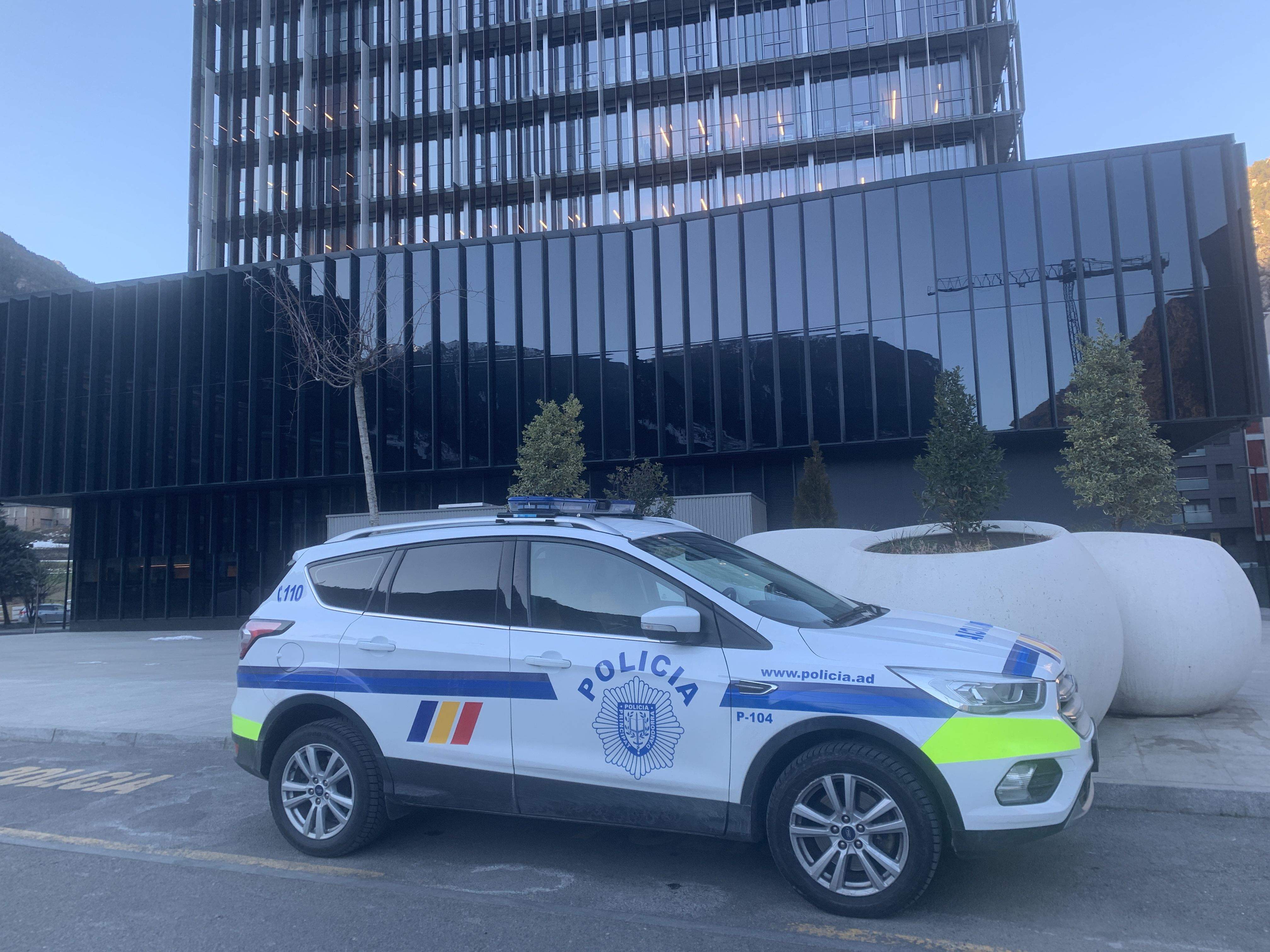 Un cotxe de la policia en les immediacions de la Seu de la Justícia.