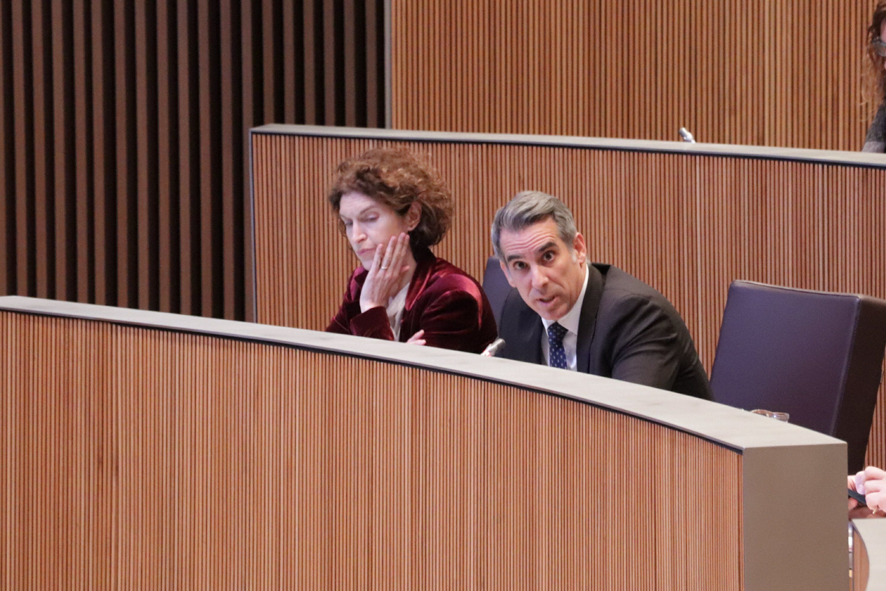 César Marquina des del seu seient a l'hemicicle, al costat de Maria Ubach.