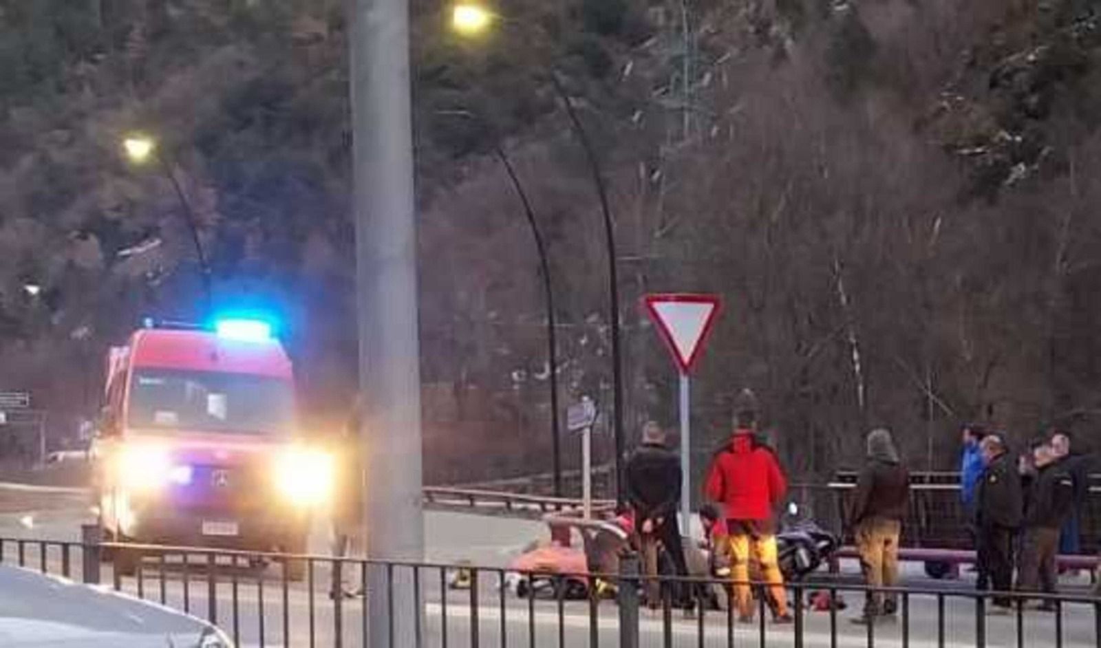 L'ambulància al lloc dels fets i la motocicleta accidentada.