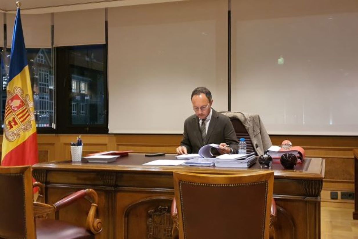 El cap de Govern, Xavier Espot en el seu despatx. El cap de Govern, Xavier Espot en el seu despatx.