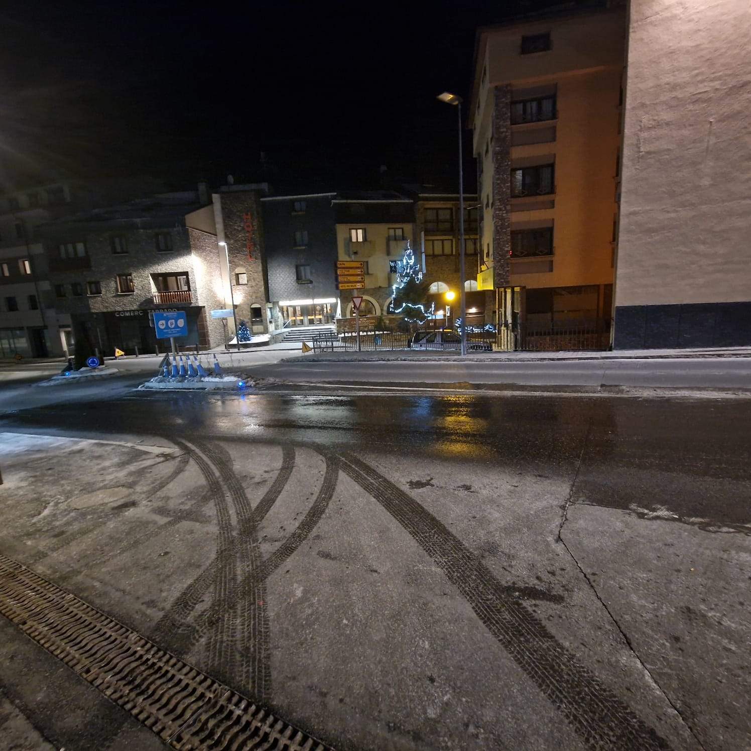 L'aigua ja gelada de la fuita.