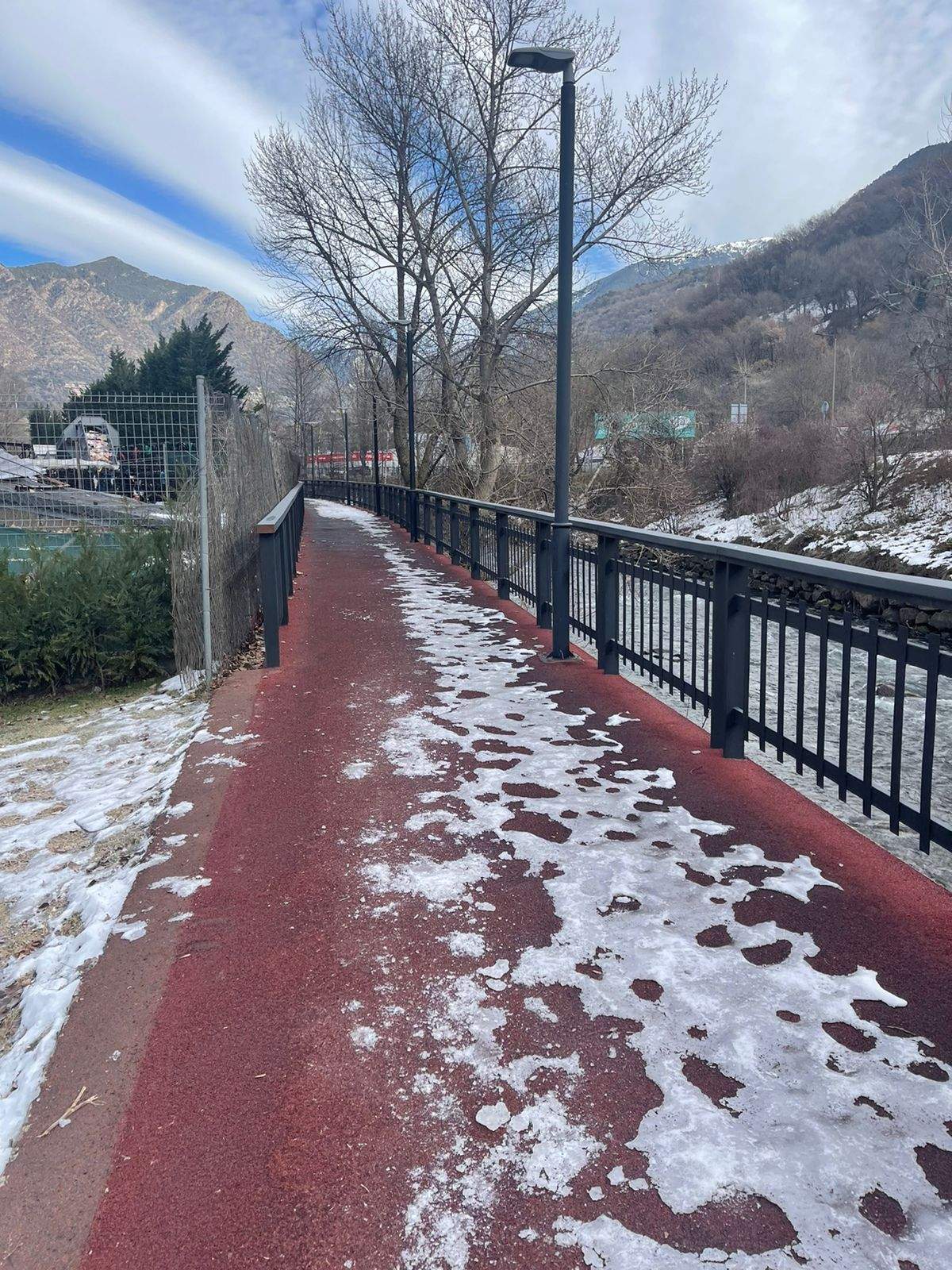 Restes de gel ara fa uns dies al passeig del riu.