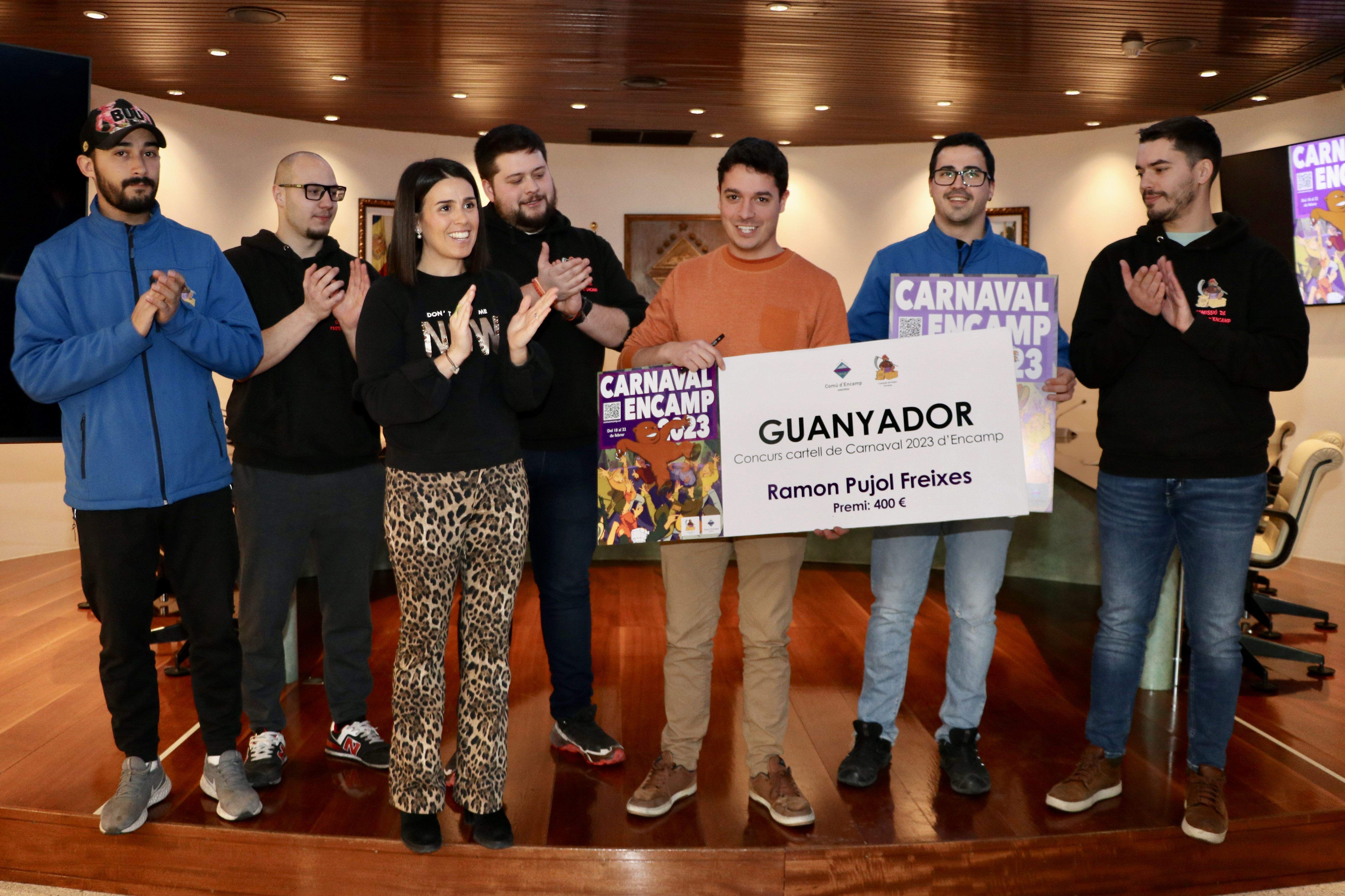 Entrega del xec al guanyador del concurs de cartells del Carnaval.