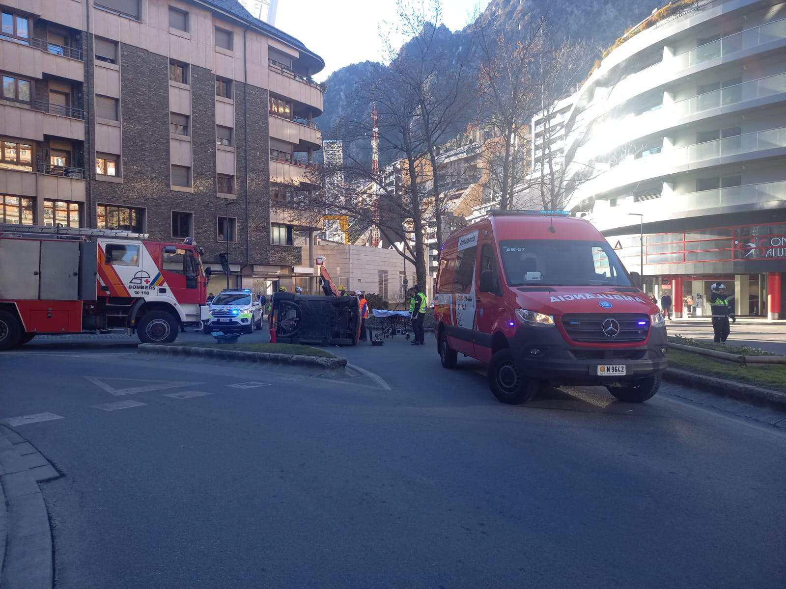 El vehicle bolcat a la rotonda.