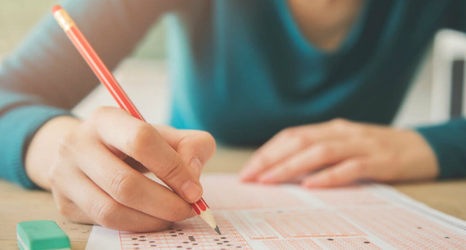 Un estudiant fent un exàmen.