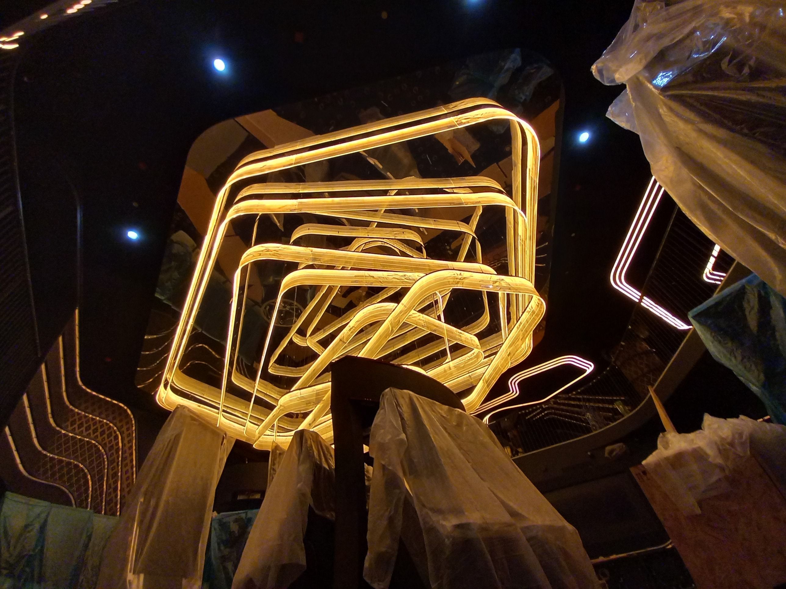 Màquines encara cobertes en un dels espais centrals de la zona de jocs.