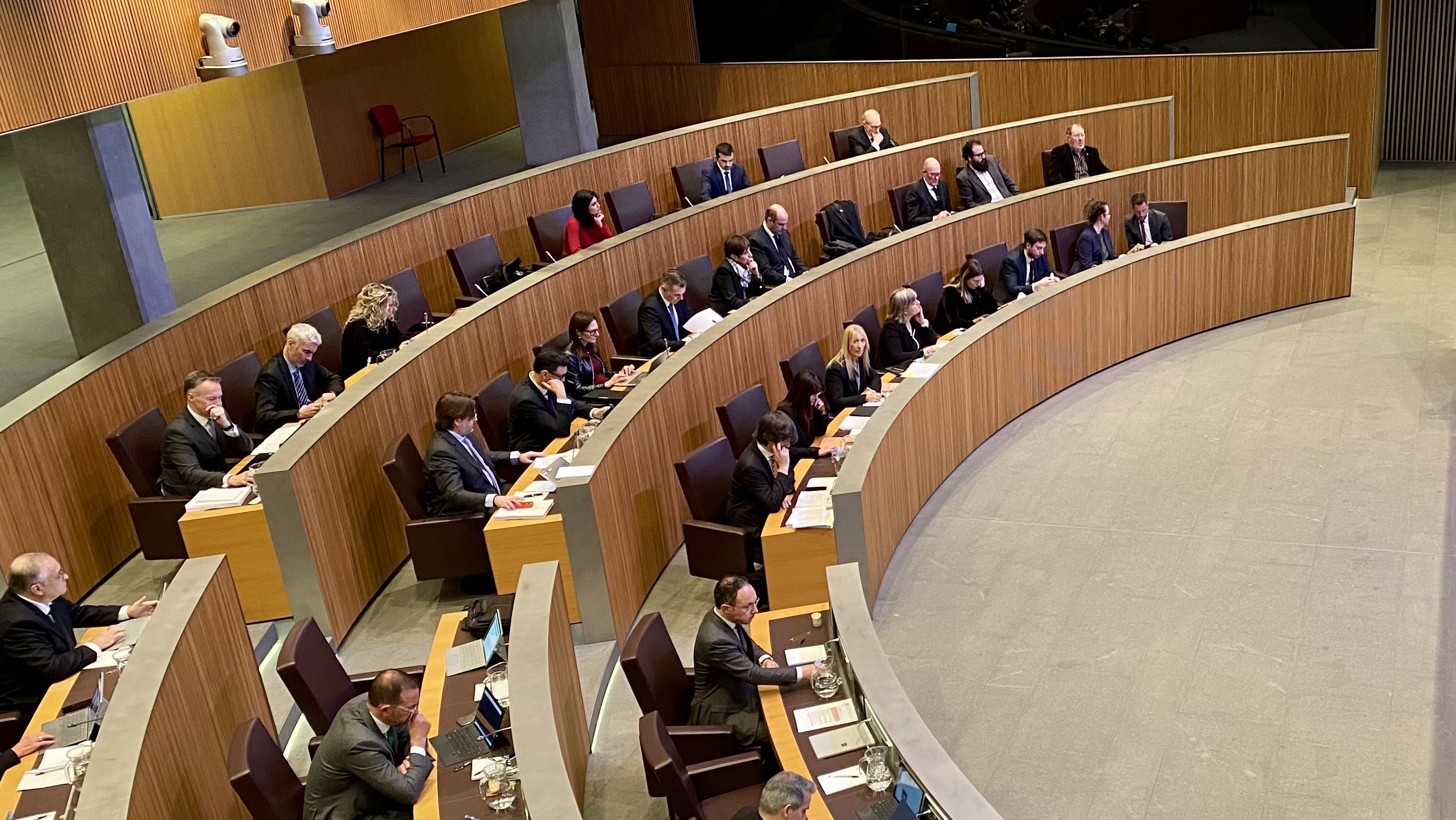 Xavier Espot, en primer terme, en una vista general de l'hemicicle parlamentari. Xavier Espot, en primer terme, en una vista general de l'hemicicle parlamentari.