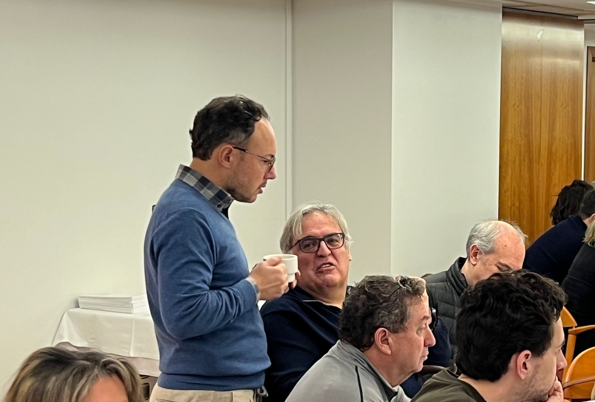 Xavier Espot durant la reunió pel programa de Demòcrates