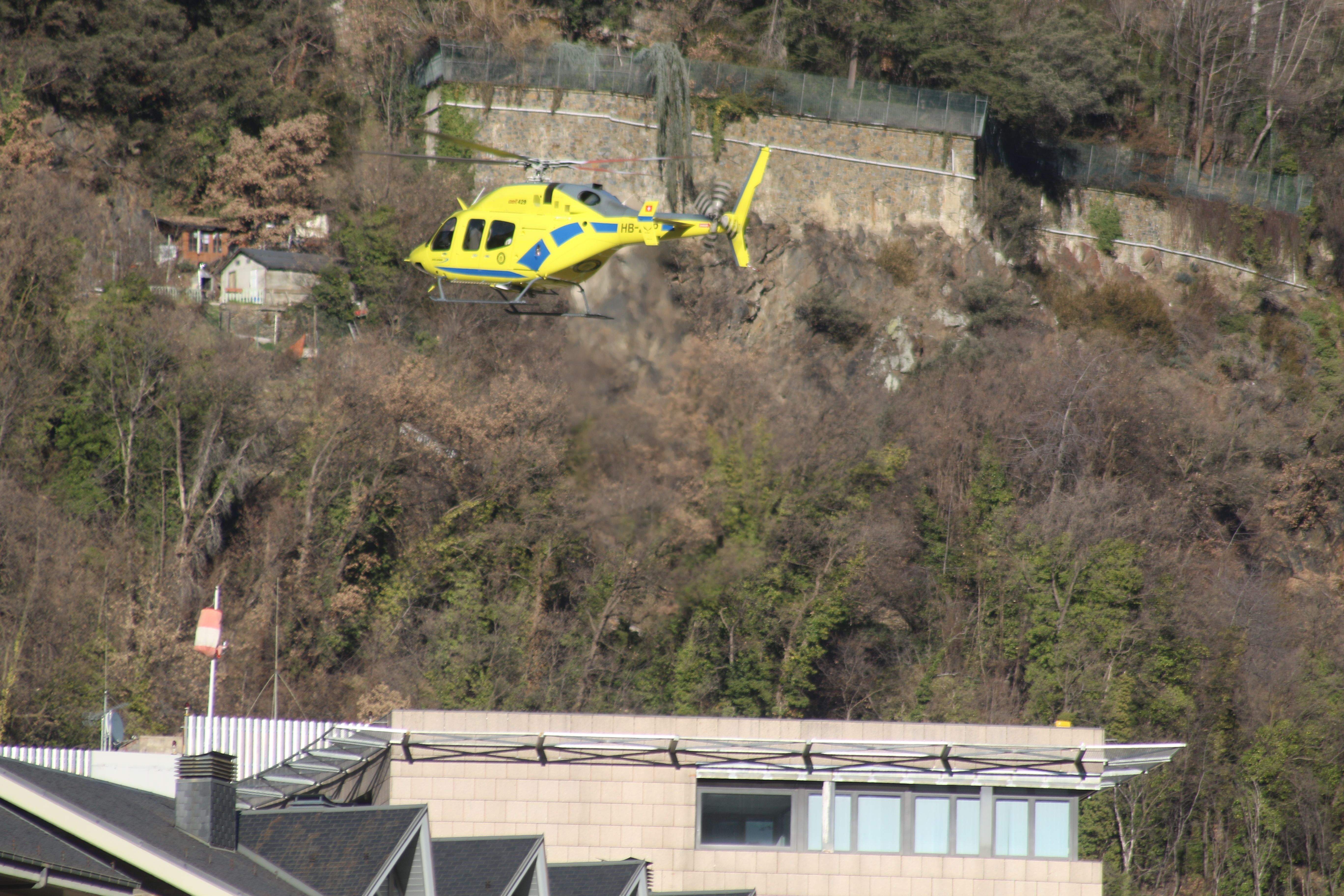 L'helicòpter arribant a l'hospital poc després de les 4 d'aquesta tarda.