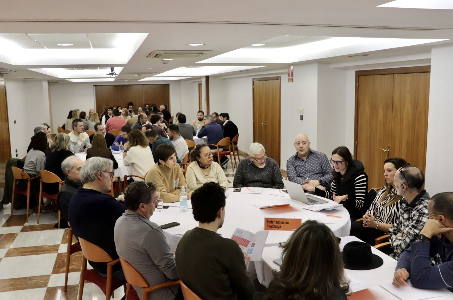 Les taules de la reunió de Demòcrates.