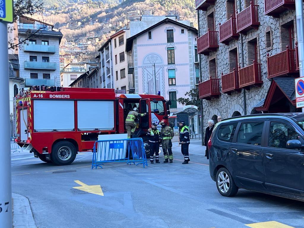Els bombers a la plaça de l'església d'Escaldes.