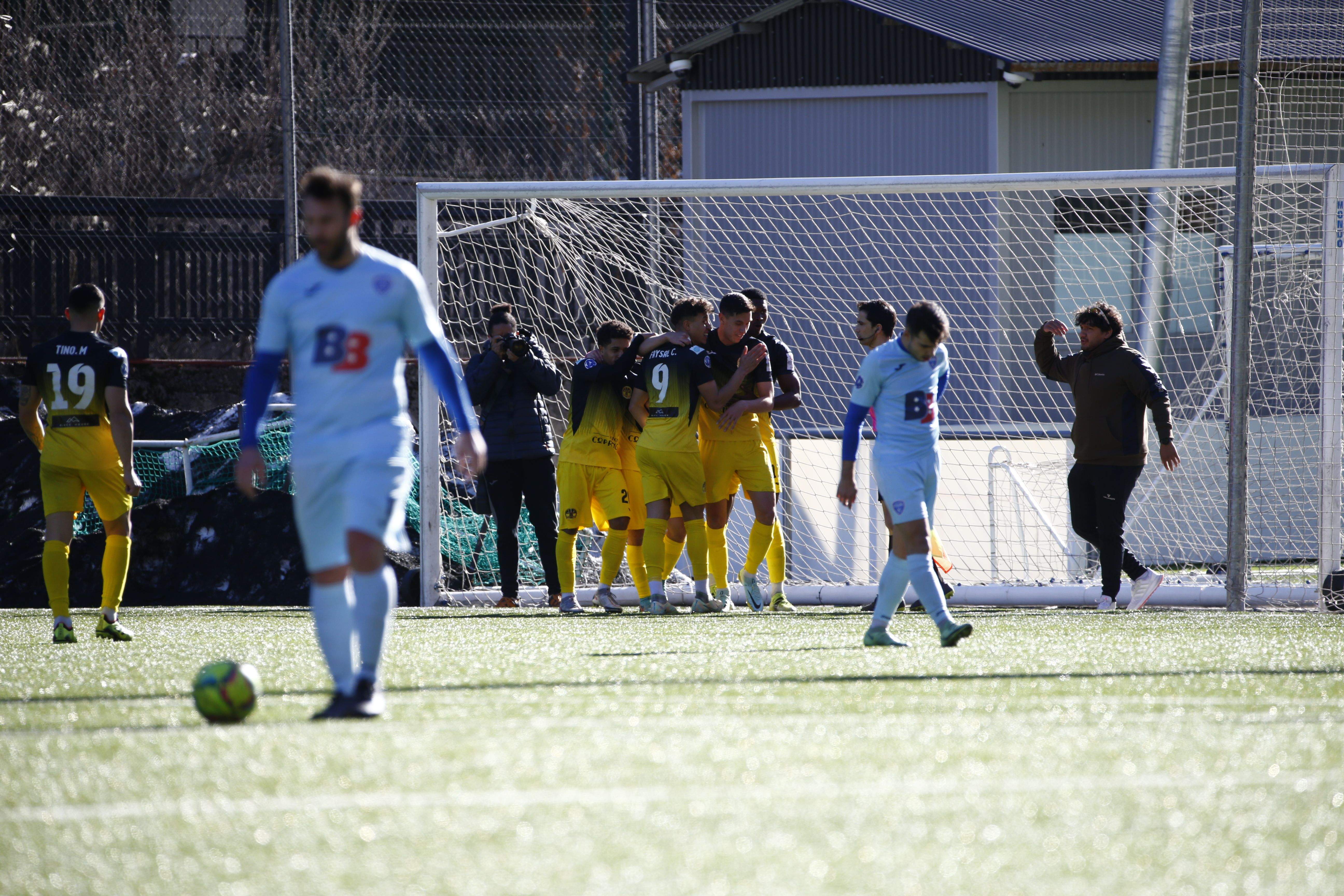 La UE Santa Coloma celebrant un dels gols.