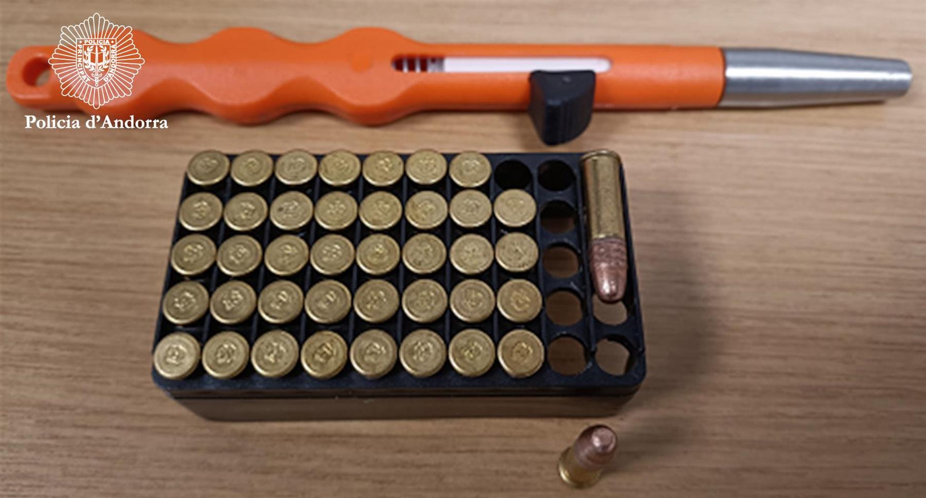 L'arma de foc prohibida amb la munició.