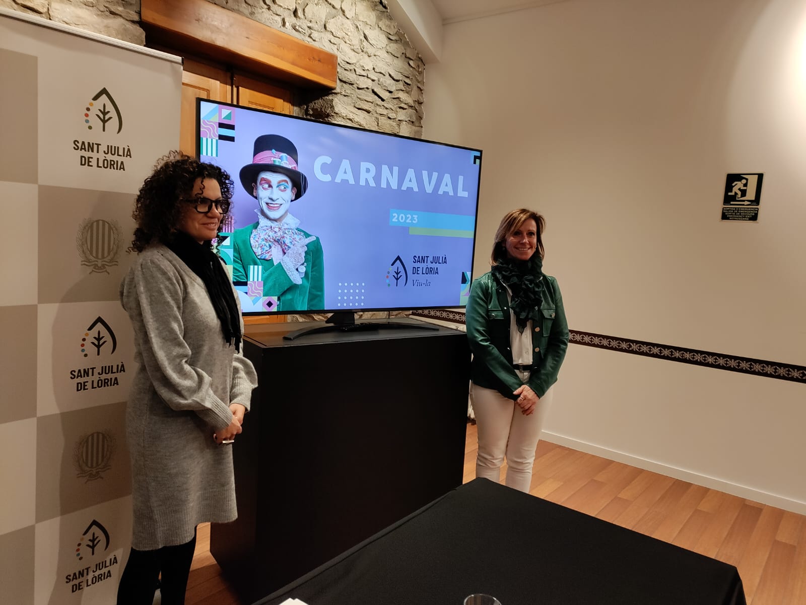 La cap de Cultura, Laura Rogé i la cònsol menor, Mireia Codina després de la roda de premsa d'aquest dilluns.