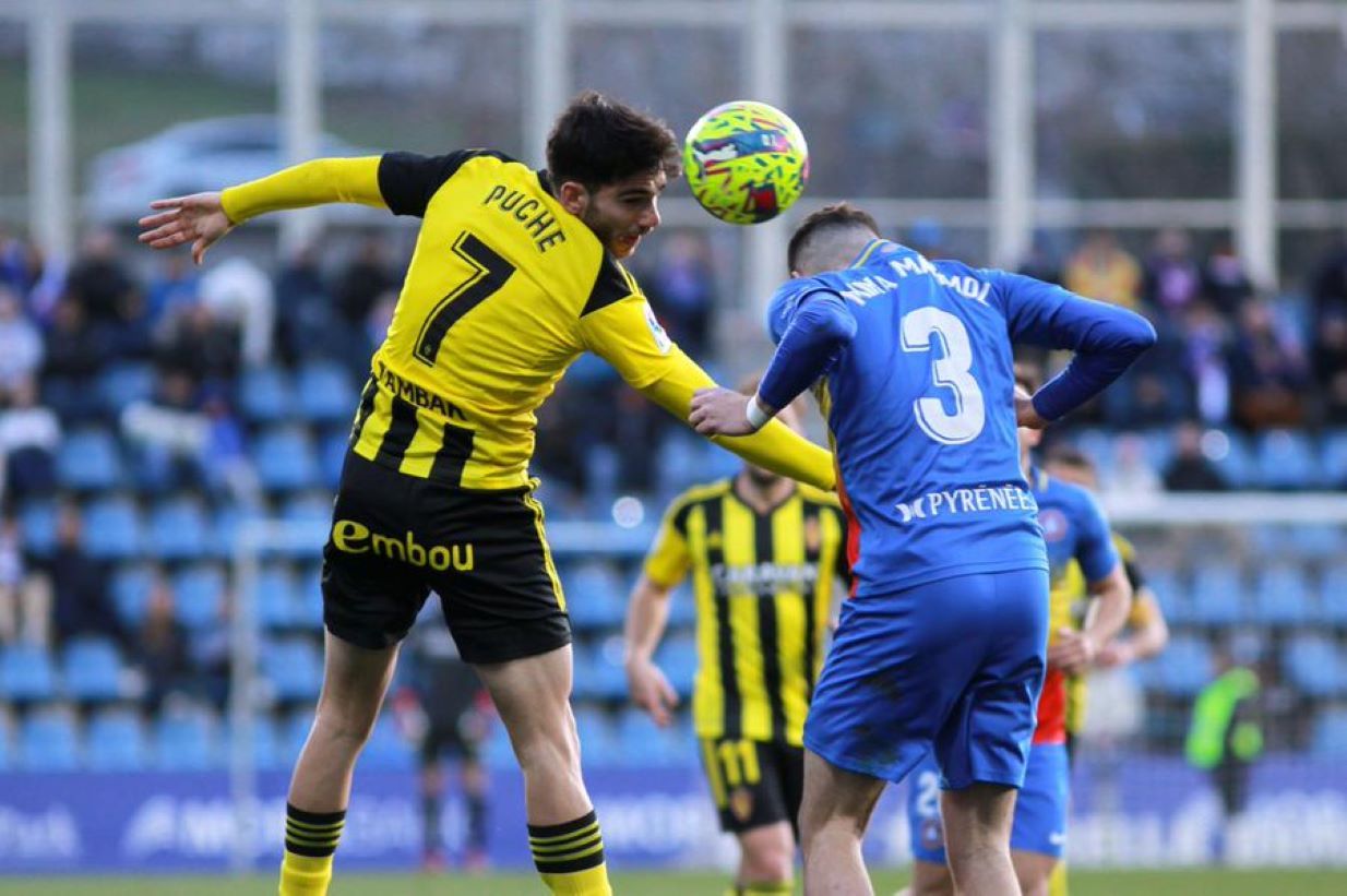 Puche s'anticipa de cap a  Mika Mármol durant el partit de diumenge.