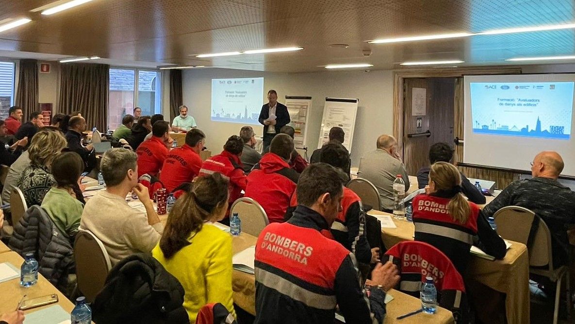 Els diferents tècnics assistint a la formació