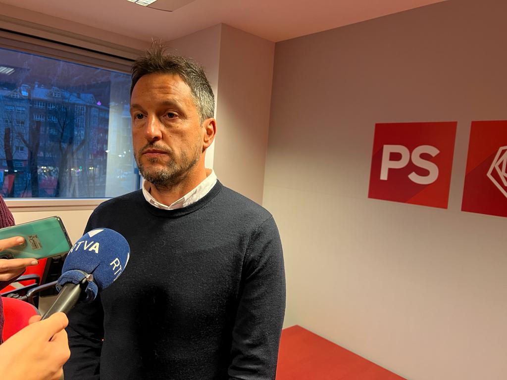 Pere López, a la seu del partit. Pere López, a la seu del partit.