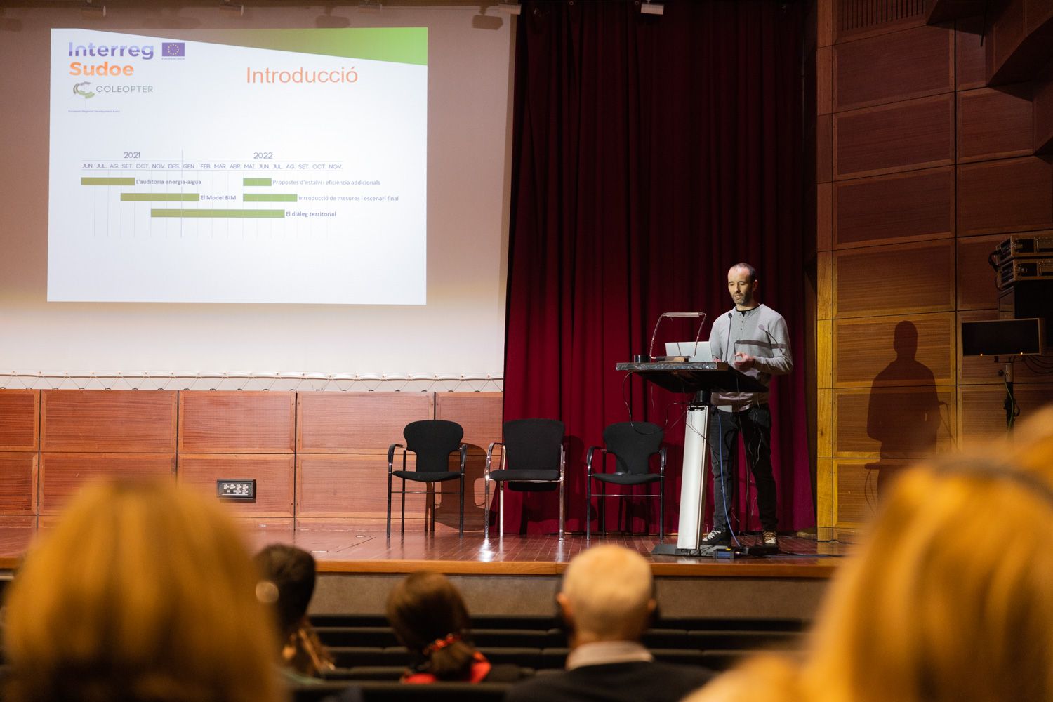 Oriol Travesset presentant les conclusions del projecte al Prat Gran