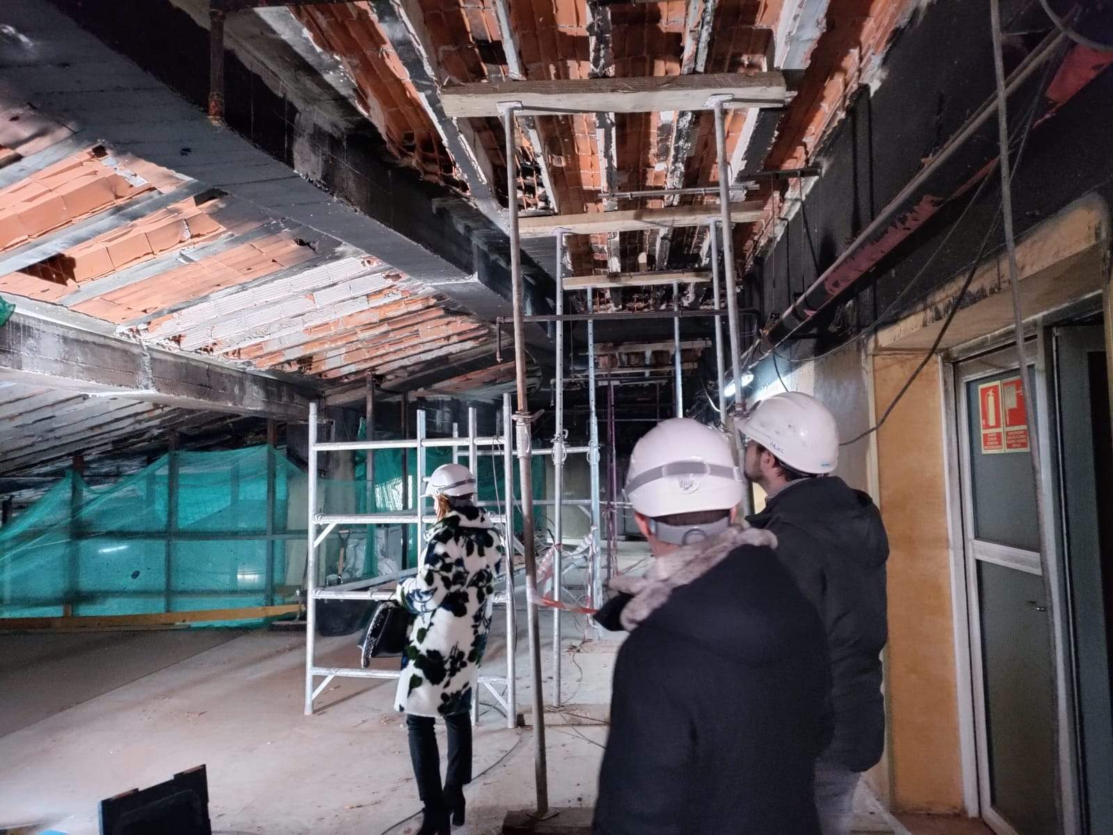 Mireia Codina, el tècnic del comú Oriol González de Alaiza, i Josep Majoral a la zona on es va registrar la temperatura més alta durant l'incendi.