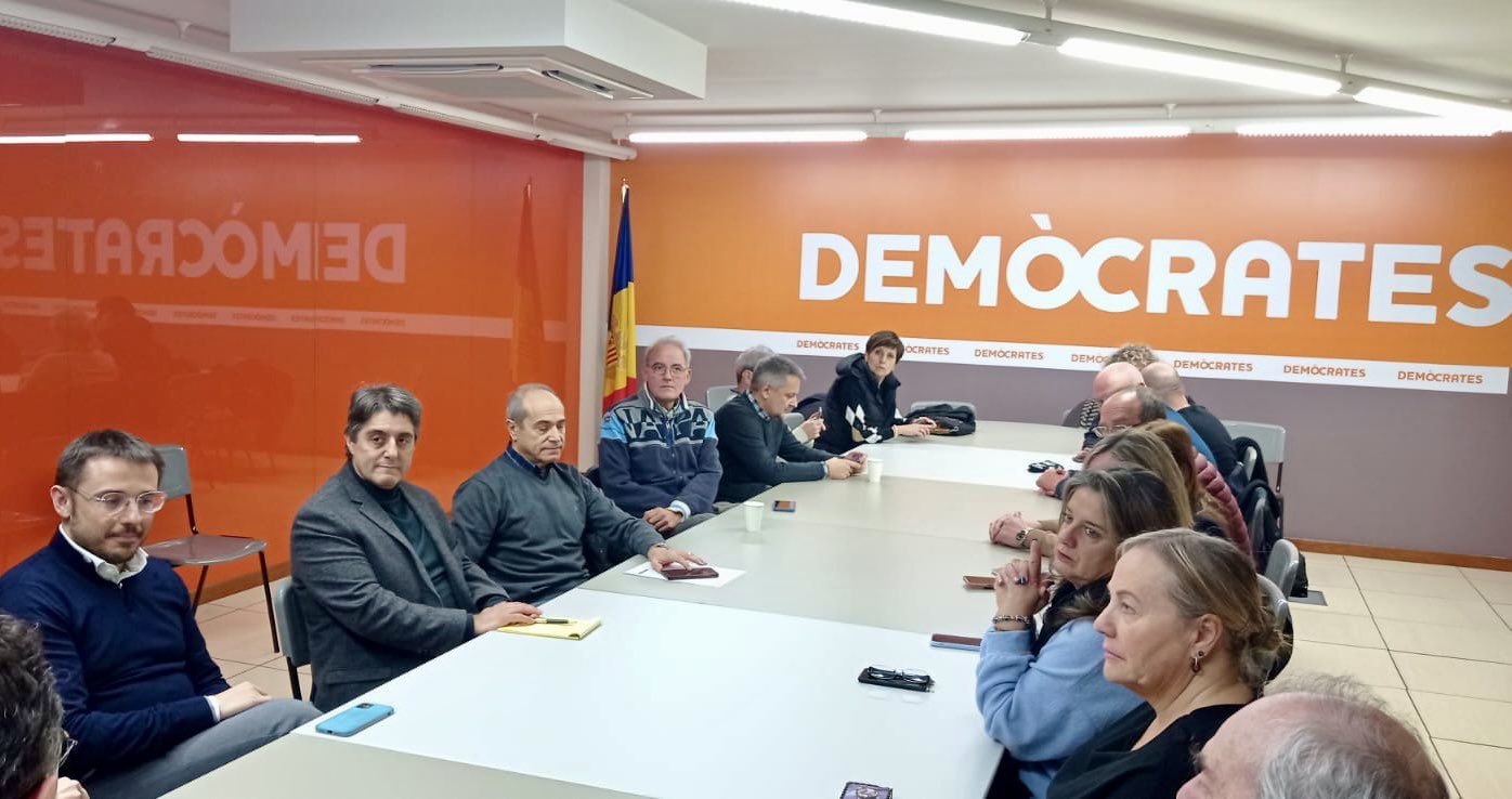 Una imatge de la reunió d'aquest dimarts del comitè de Demòcrates de Sant Julià amb els dirigents nacionals de la formació.