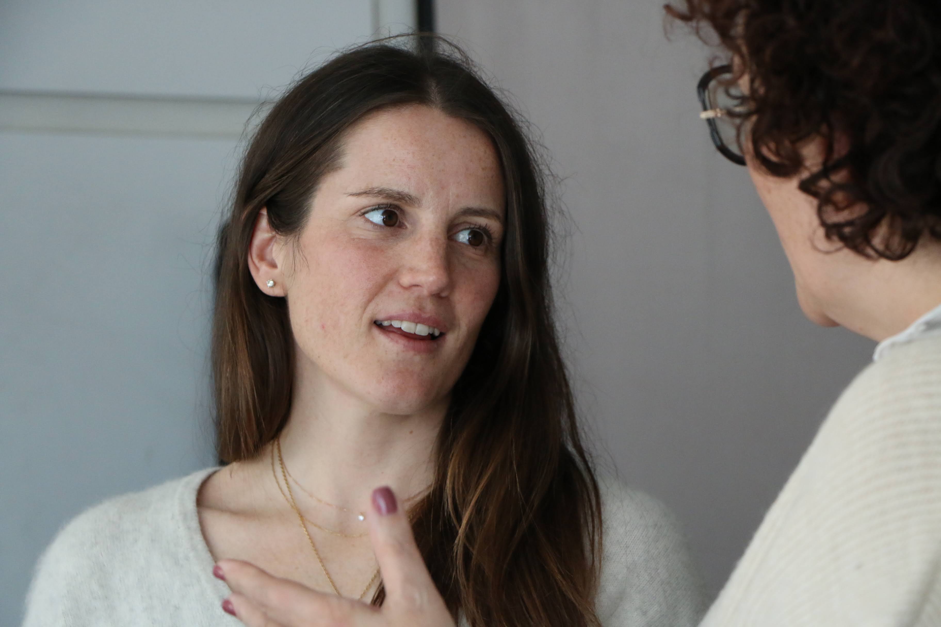 Noëlia Souque parlant amb Judith Pallarés.