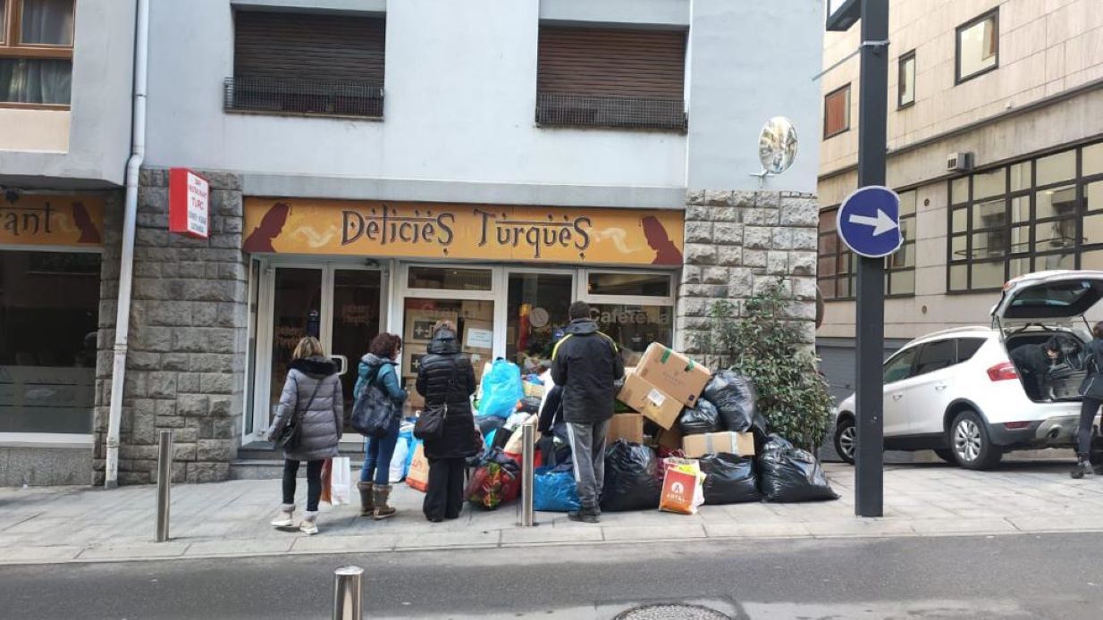 Material per a Turquia i donants a la porta del restaurant. Material per a Turquia i donants a la porta del restaurant.