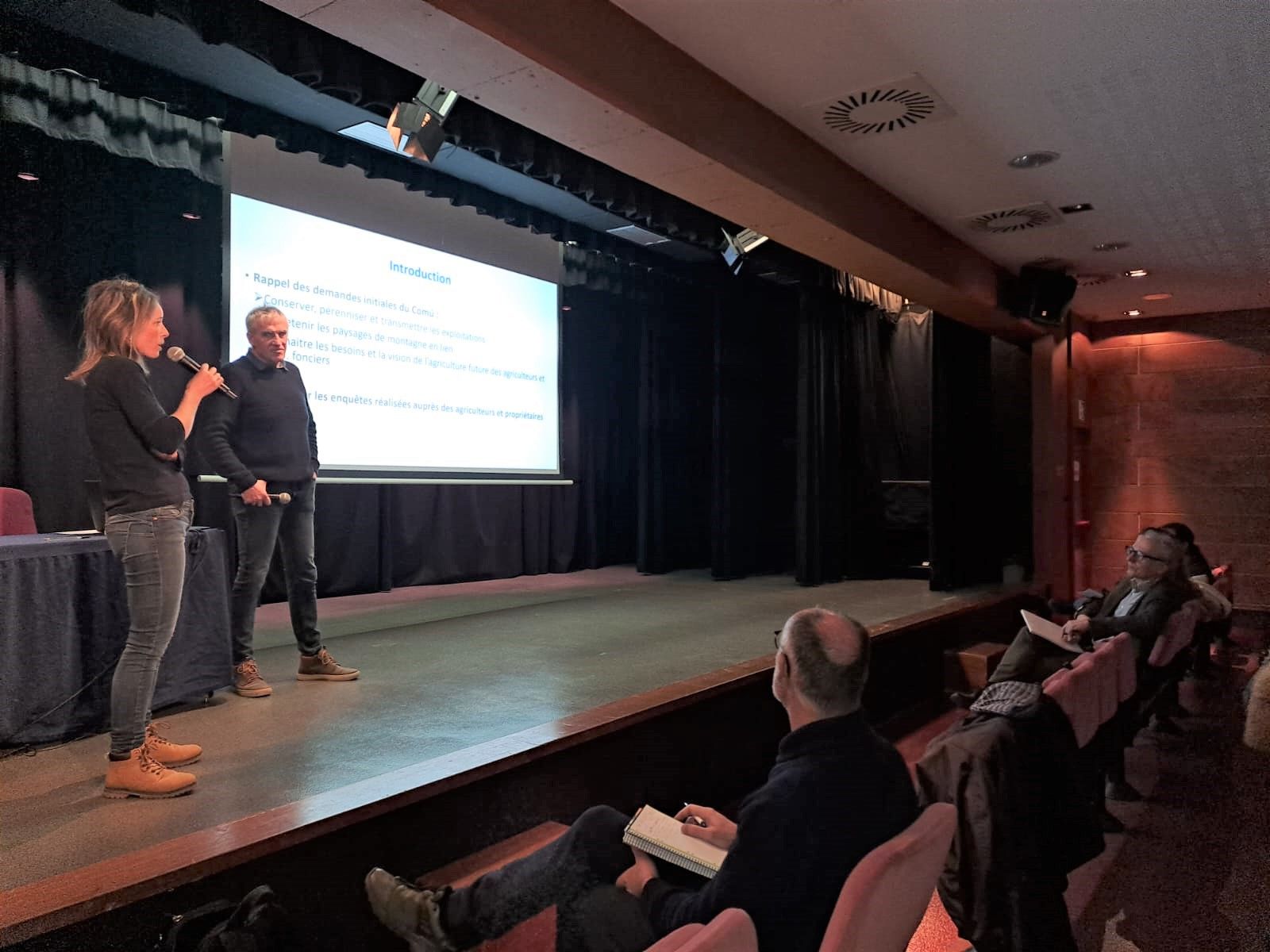 Un moment de l'acte de presentació de l'estudi.