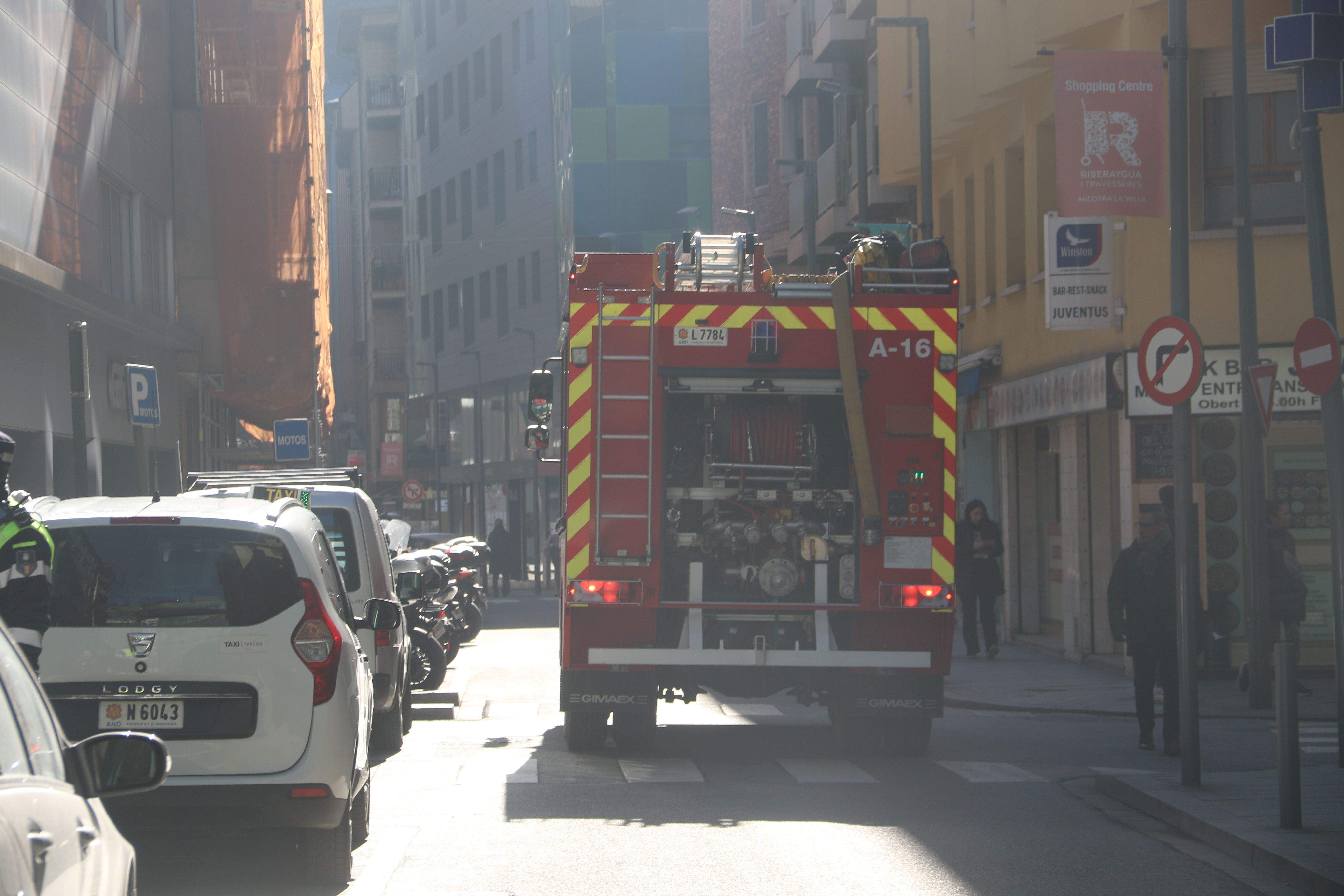 Els bombers, al carrer Joan Maragall.