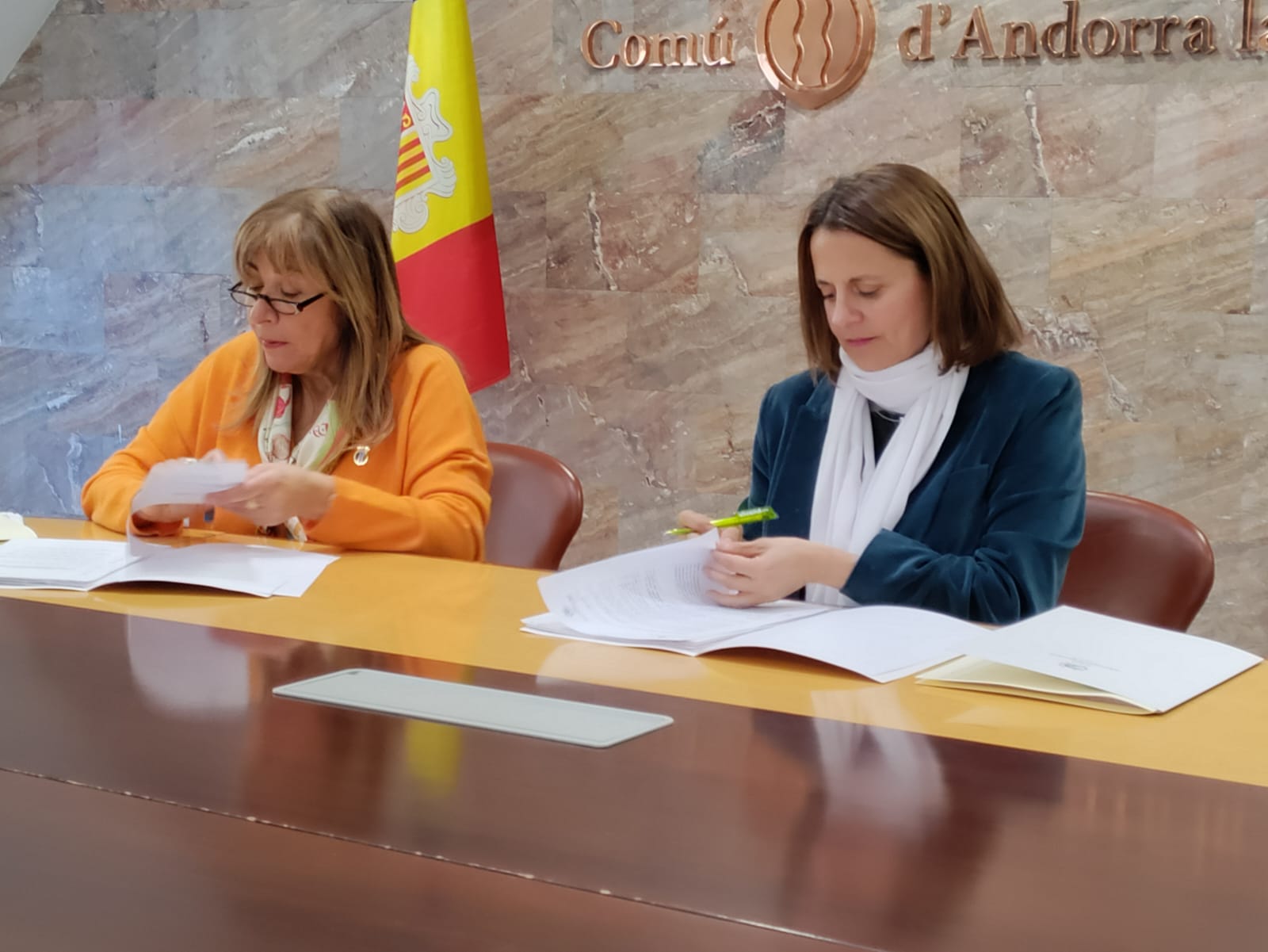 Marsol i Gili signant el protocol.