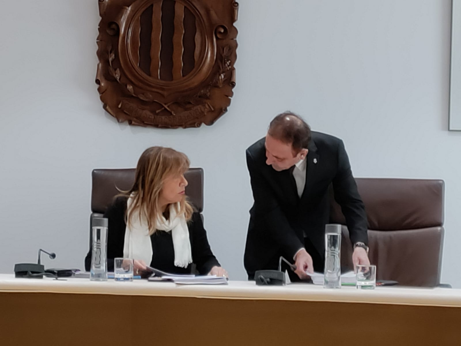 Conxita Marsol conversa amb el secretari Àngel Grau en la seva darrera sessió ordinària de comú com a cònsol major.