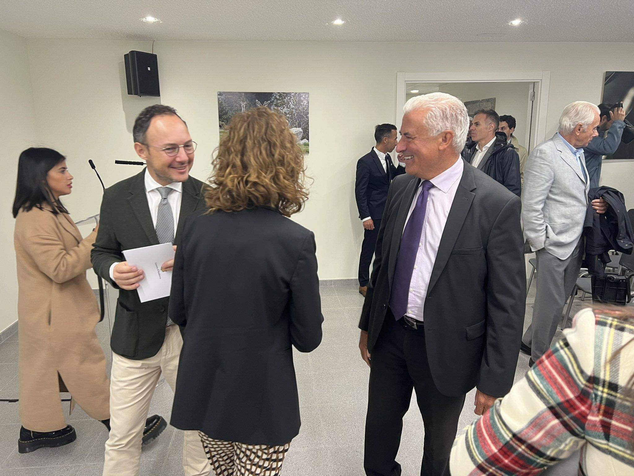 Xavier Espot i Josep Maria Cabanes, amb Sílvia Calvó al centre d'esquena.