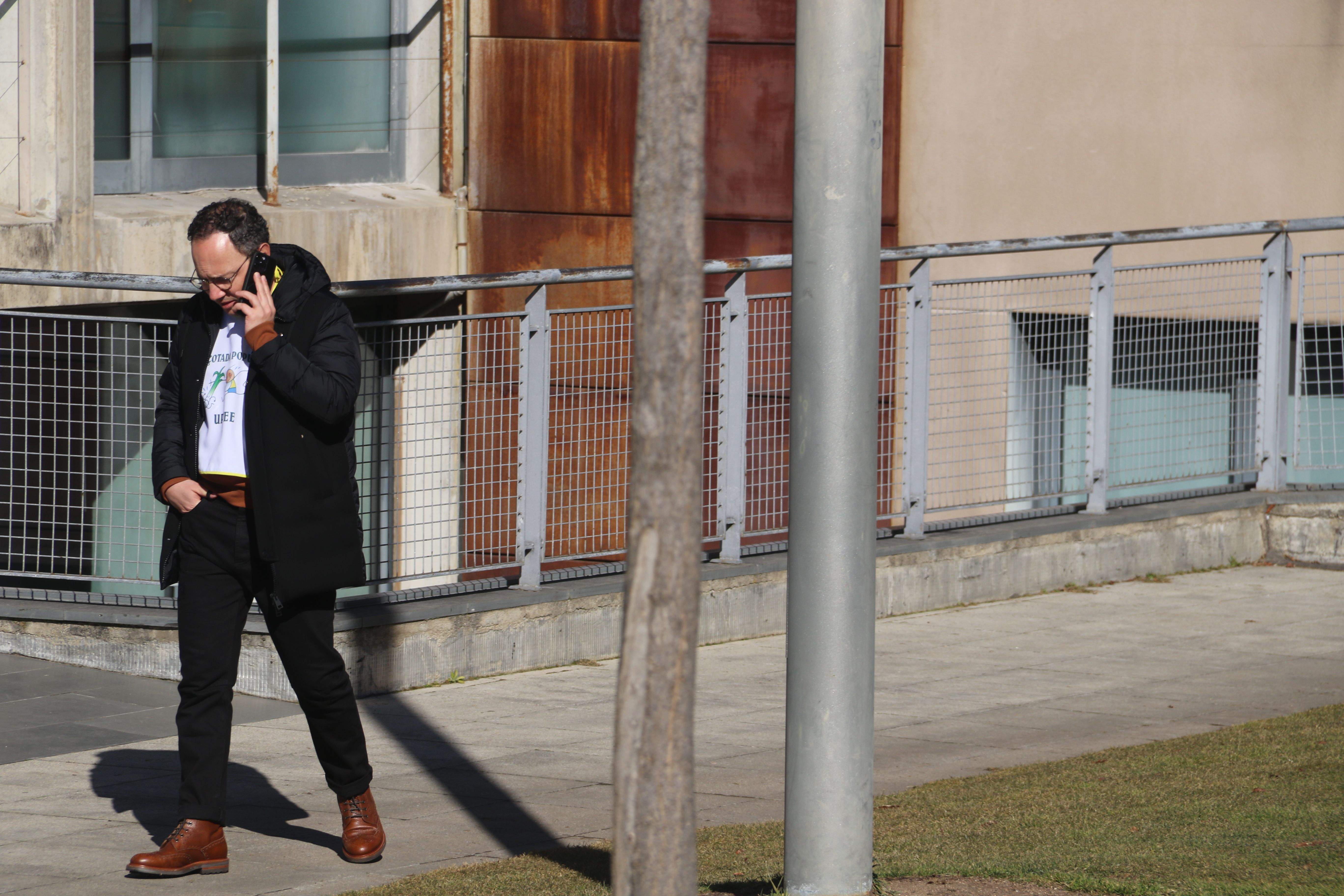 Xavier Espot fent contactes des del Prat Roure estant aquest migdia.