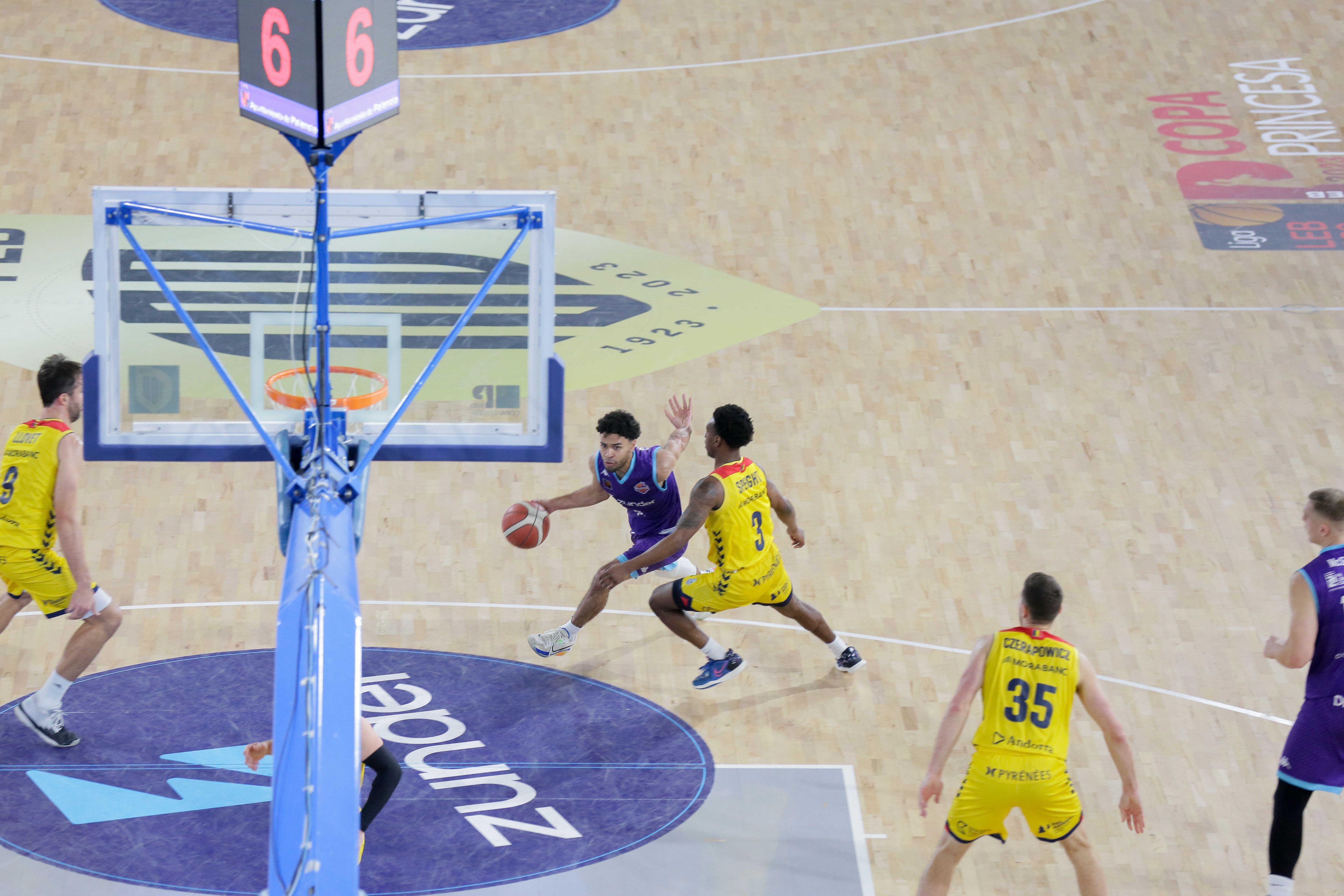 Wintering dirigint les operacions del Palència defensat per Speight.