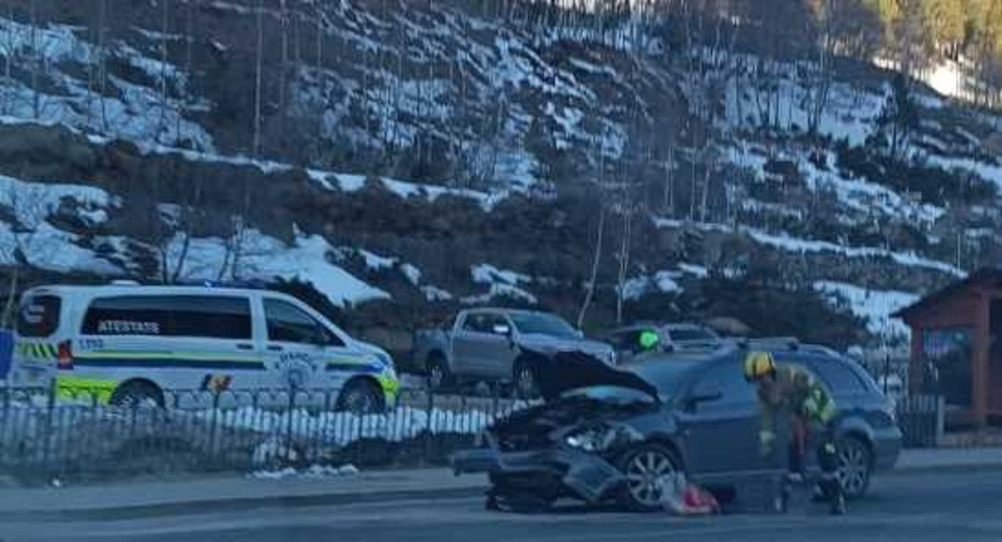 Els bombers treballant a la zona, al costat del cotxe andorrà accidentat.