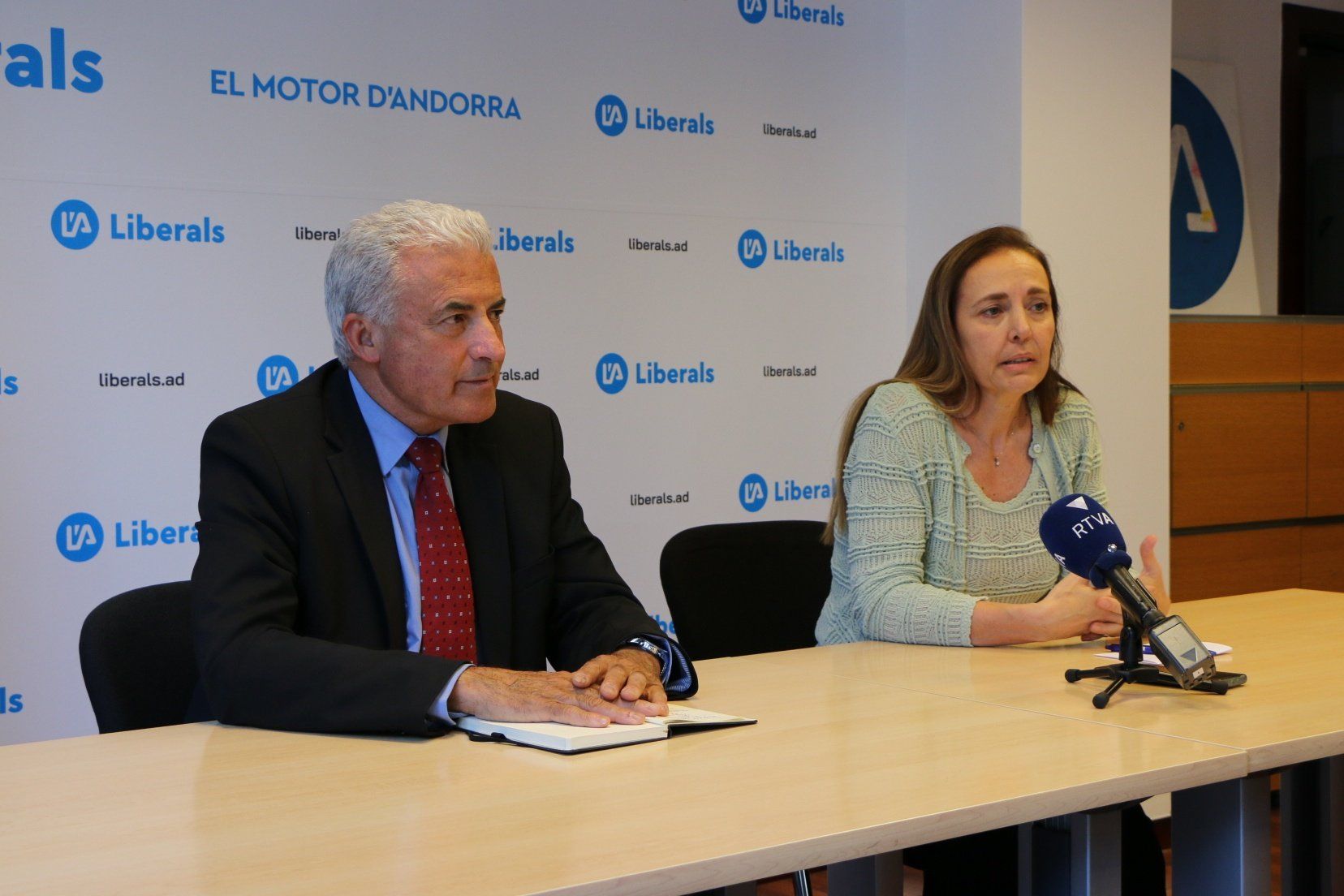 Josep Maria Cabanes i Maribel Lafoz en una compareixença a la seu liberal. Josep Maria Cabanes i Maribel Lafoz en una compareixença a la seu liberal.