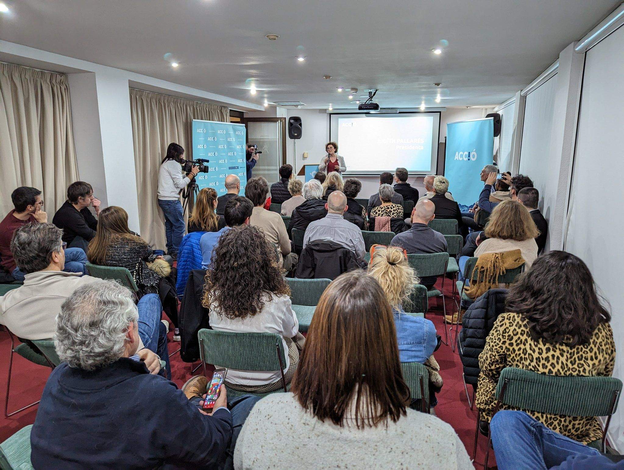 Pallarés dirigint-se als assistents a l'acte.