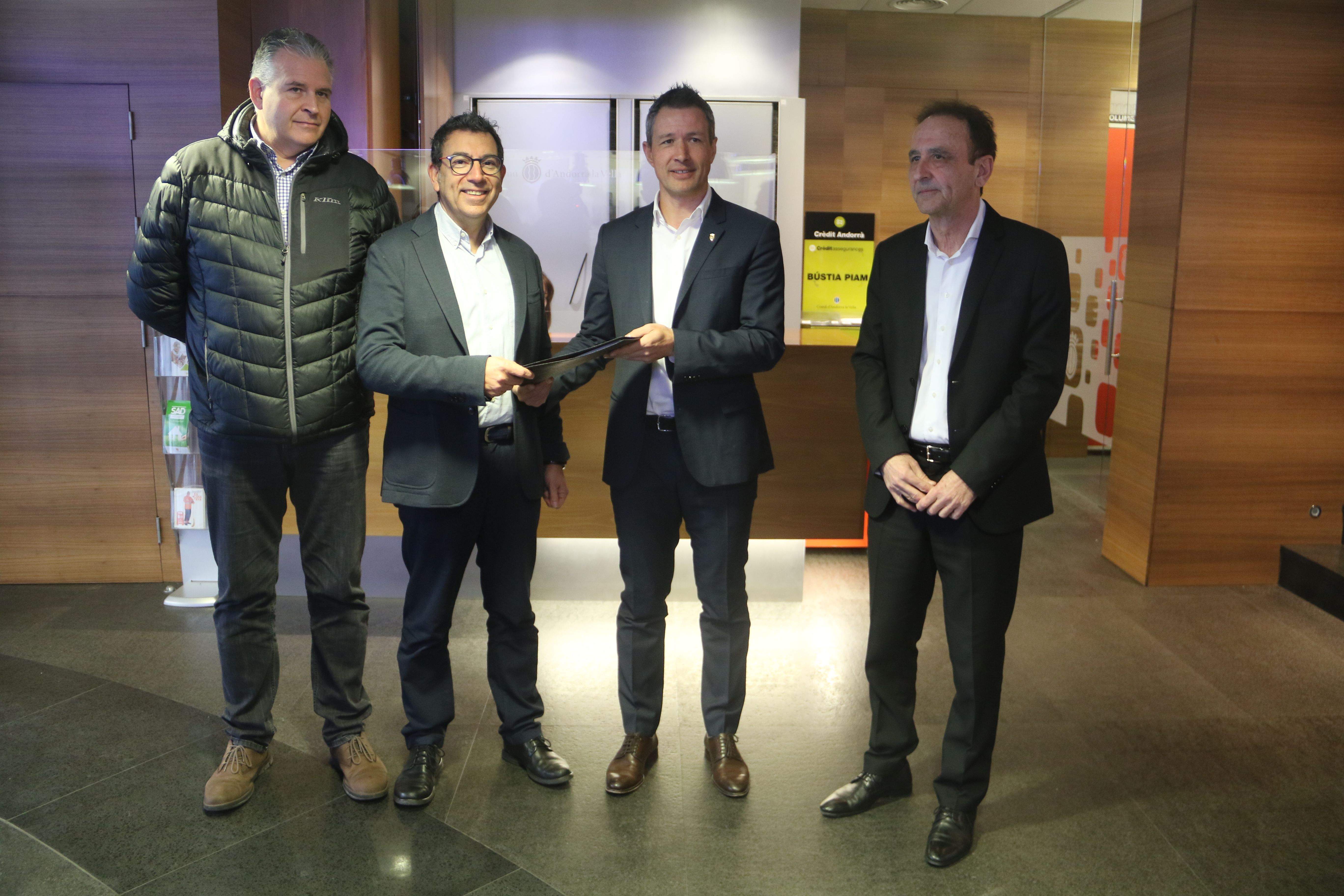 Josep Puntí i Miquel Canturri amb el cònsol menor David Astrié, i el secretari general Àngel Grau.