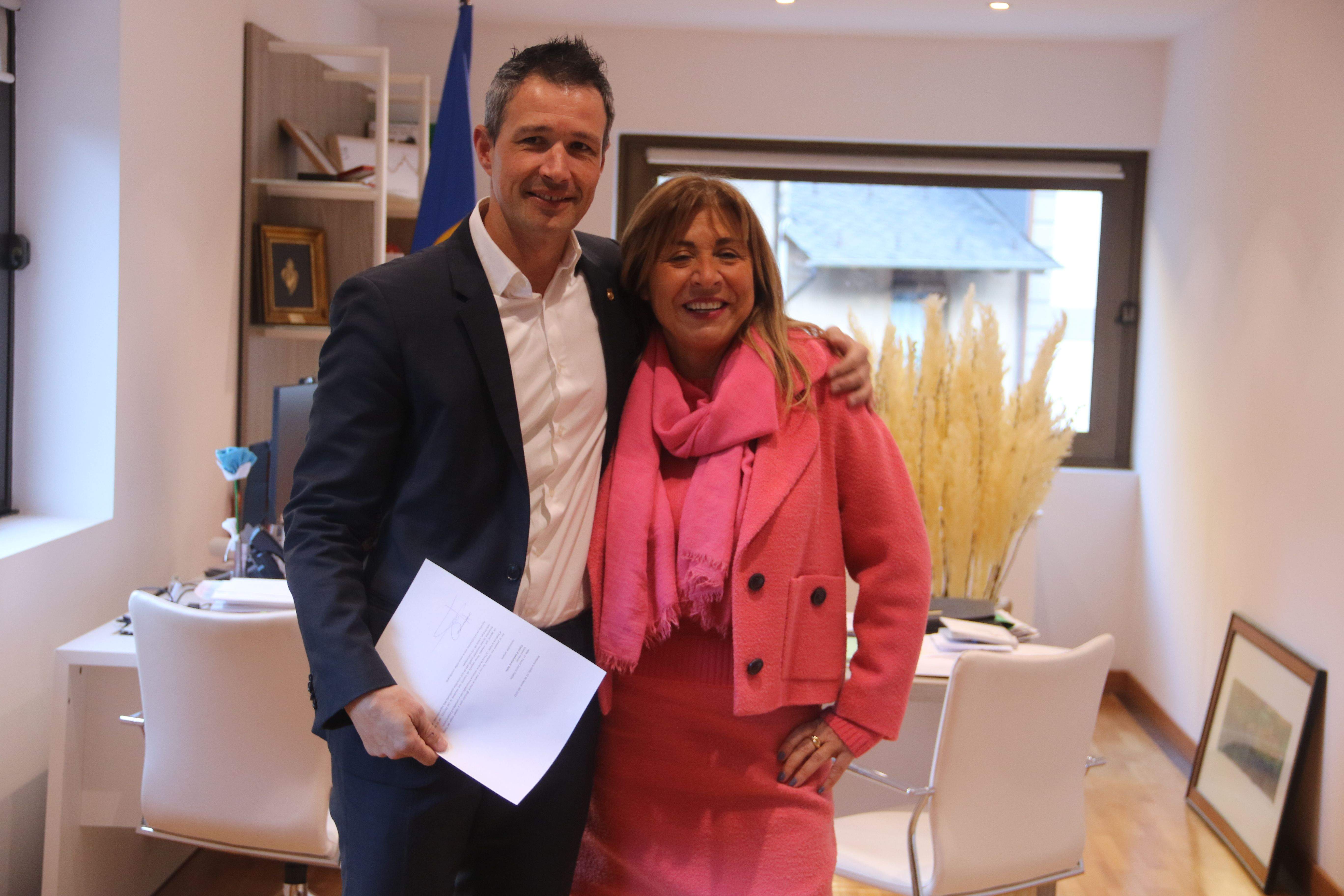 David Astrié, amb la renúncia de Conxita Marsol a les mans, abraça la cònsol dimissionària.