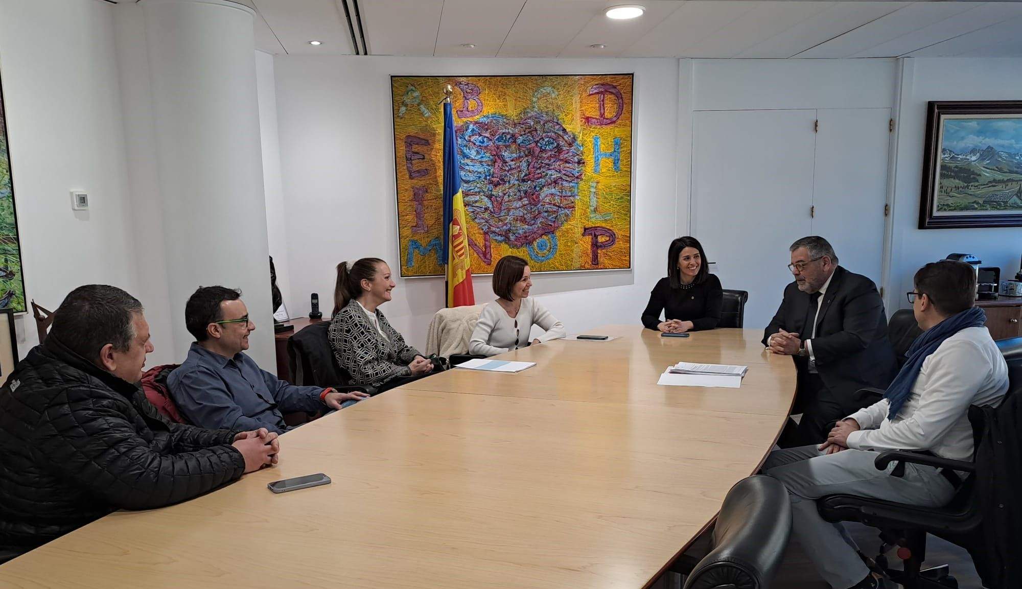 Els cònsols encampadans han rebut les dues caps de llista i els presentadors.