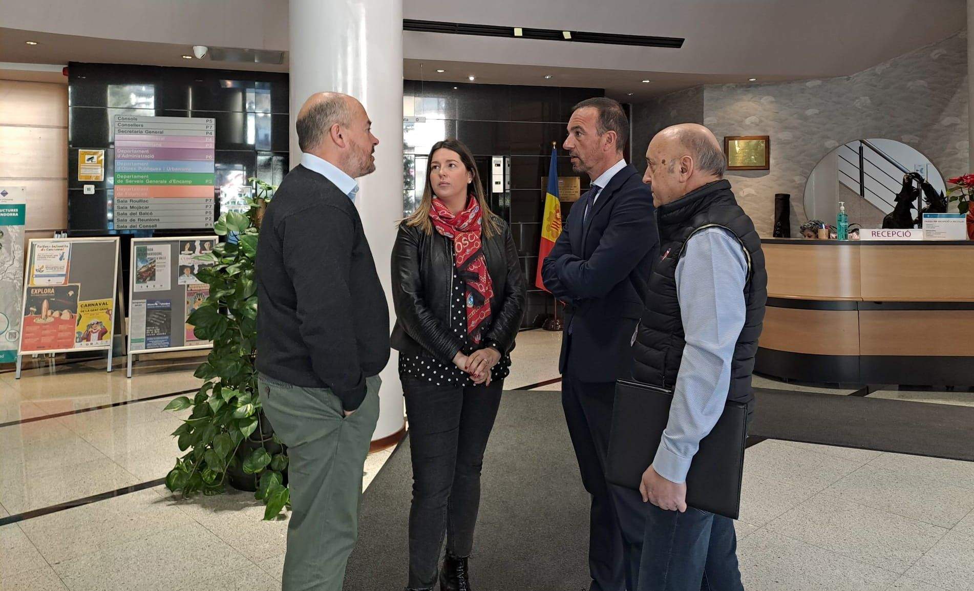 Martisella i Torres Falcó, al centre, amb els dos presentadors: Torres Arauz i Mas.